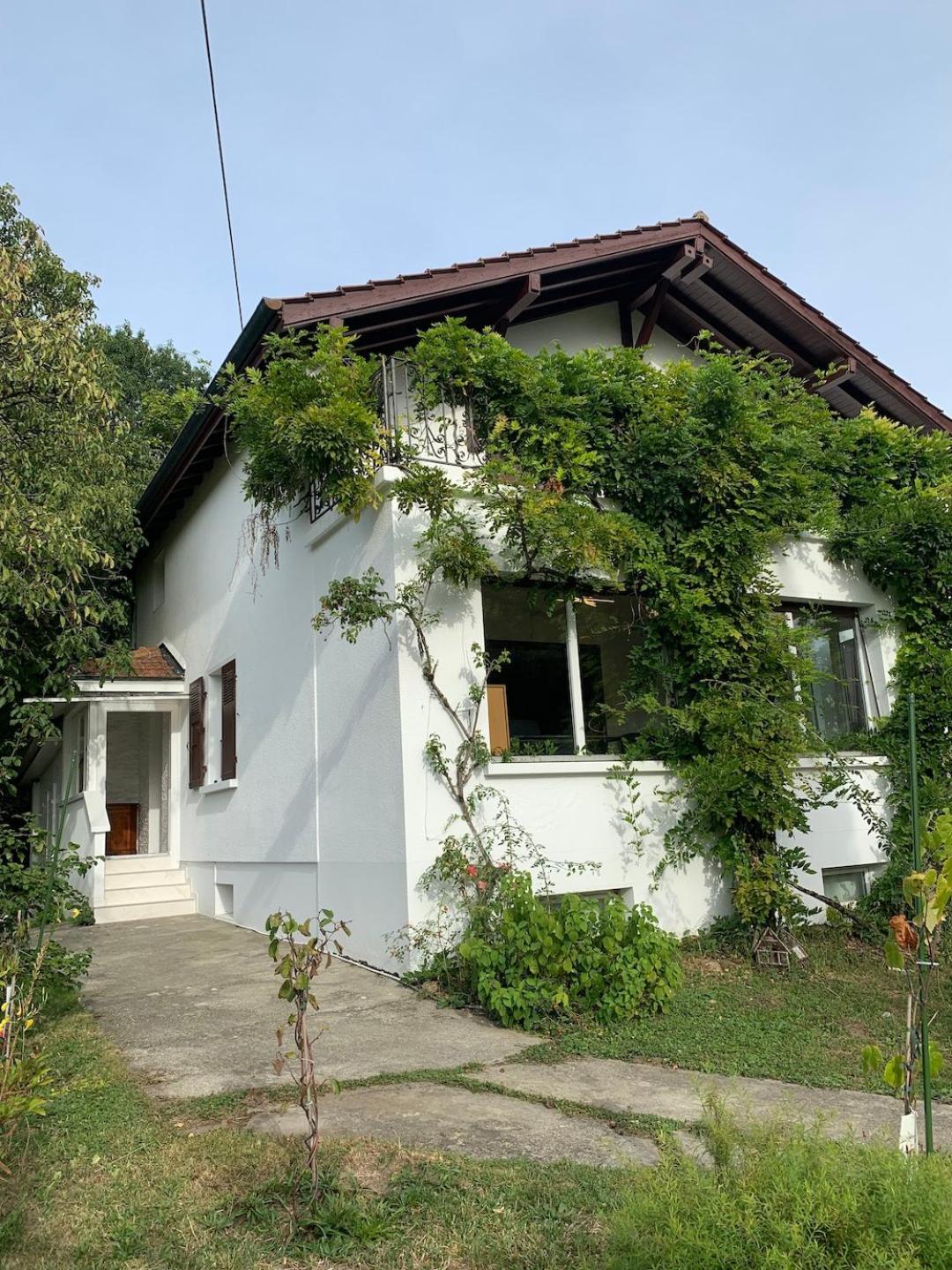 Rooms in the villa near the airport, share bathroom and share kitchen