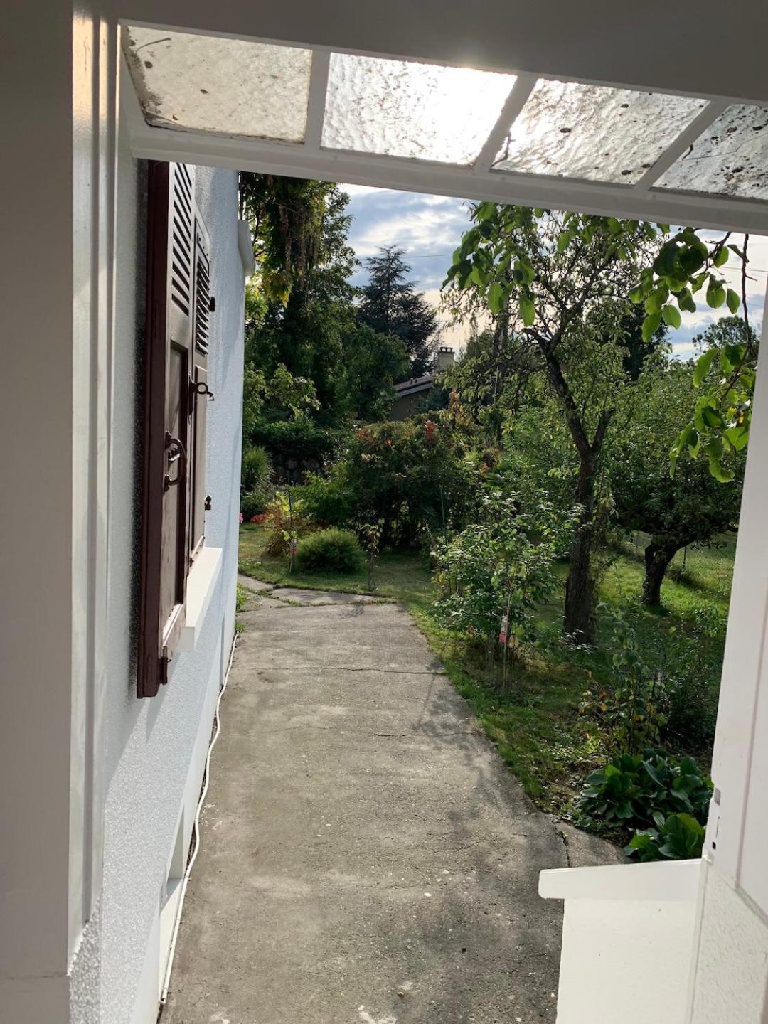 Rooms in the villa near the airport, share bathroom and share kitchen