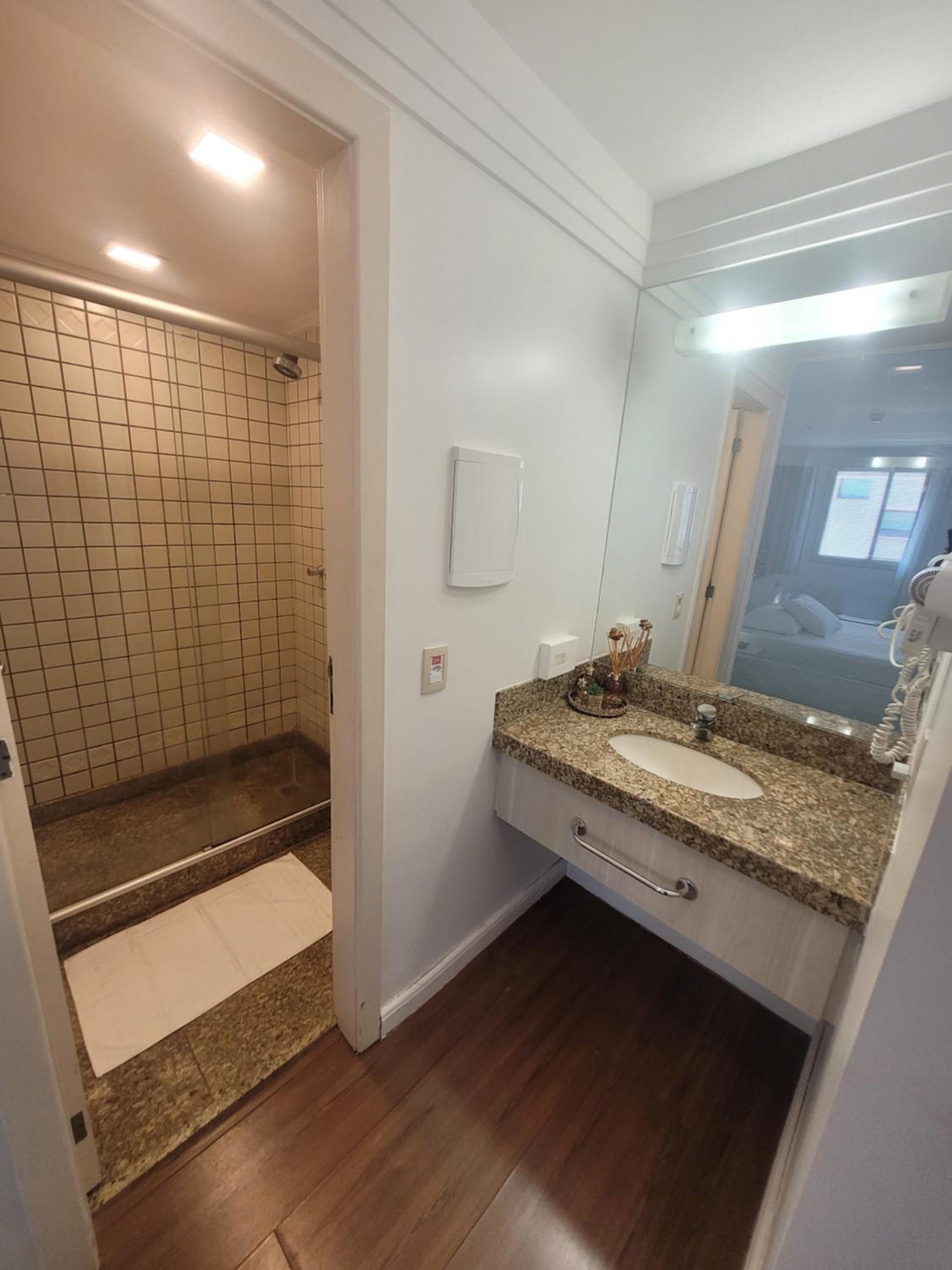 FLAT NO MERCURE BRASÍLIA LIDER, AO LADO DA ESPLANADA DOS MINISTÉRIOS, ESTÁDIO MANÉ GARRINCHA E CENTRO DE CONVENÇÕES, COM PISCINA, ACADEMIA, RESTAURANTE, RE
