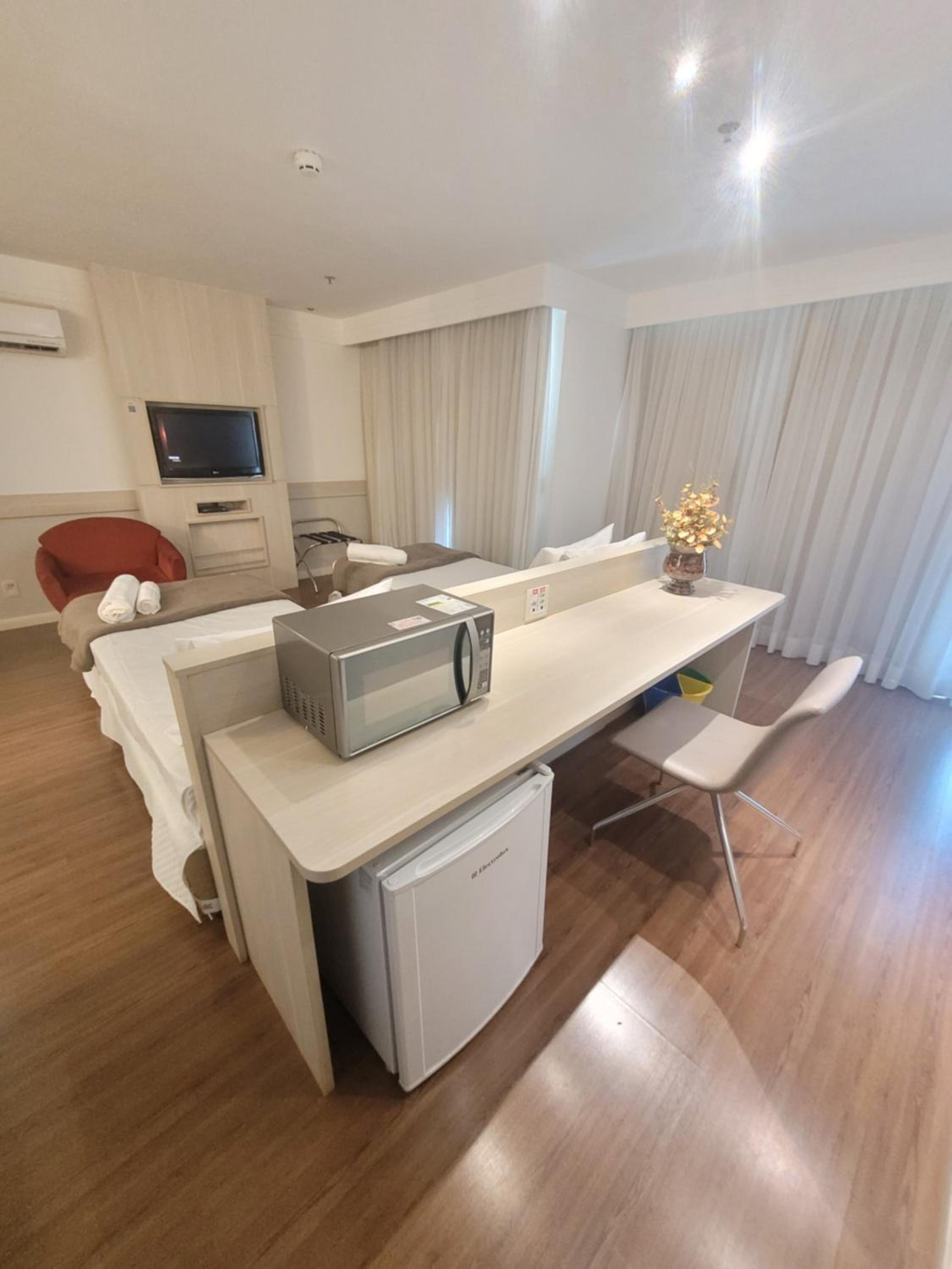 FLAT NO MERCURE BRASÍLIA LIDER, AO LADO DA ESPLANADA DOS MINISTÉRIOS, ESTÁDIO MANÉ GARRINCHA E CENTRO DE CONVENÇÕES, COM PISCINA, ACADEMIA, RESTAURANTE, RE