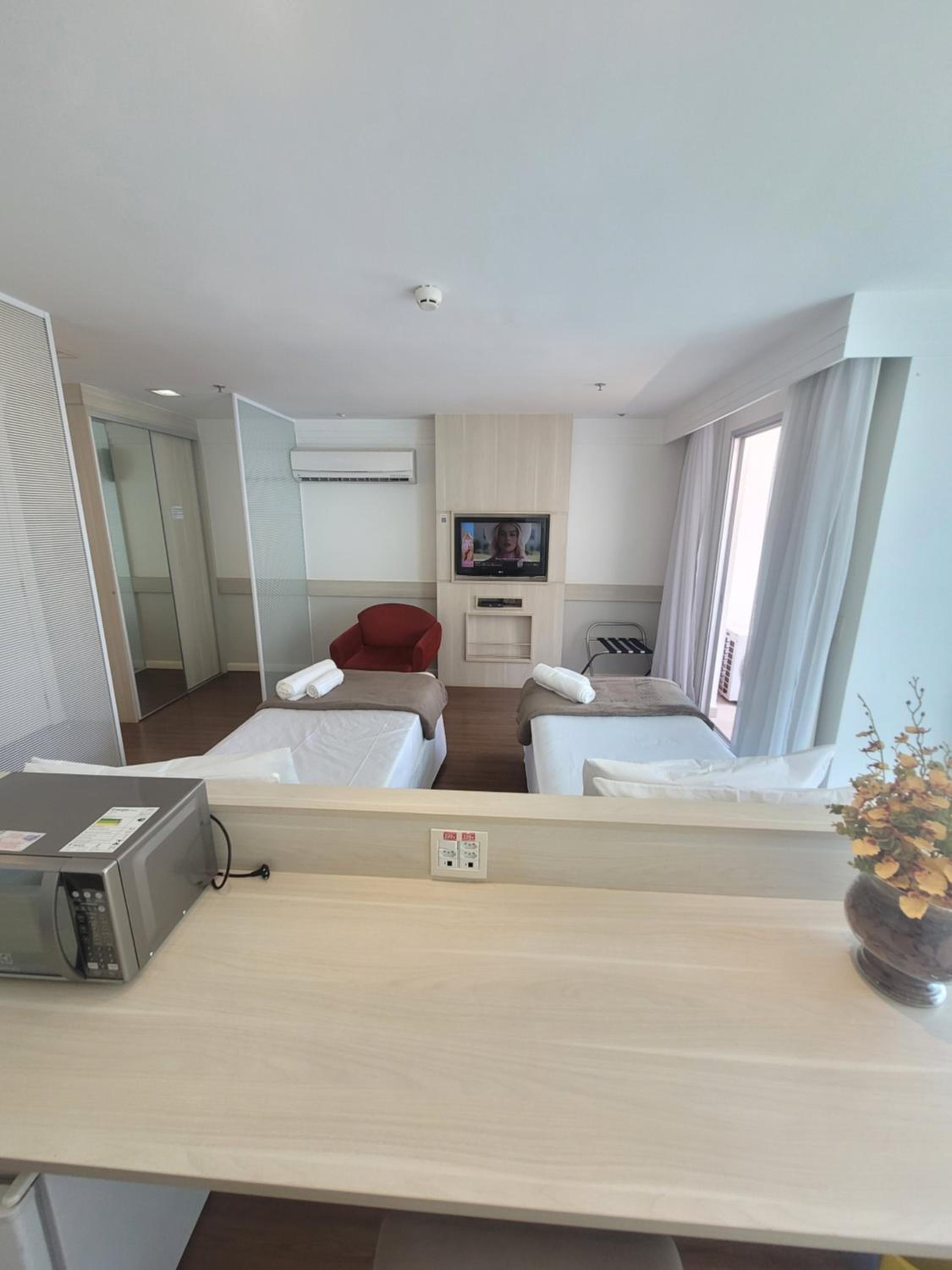 FLAT NO MERCURE BRASÍLIA LIDER, AO LADO DA ESPLANADA DOS MINISTÉRIOS, ESTÁDIO MANÉ GARRINCHA E CENTRO DE CONVENÇÕES, COM PISCINA, ACADEMIA, RESTAURANTE, RE