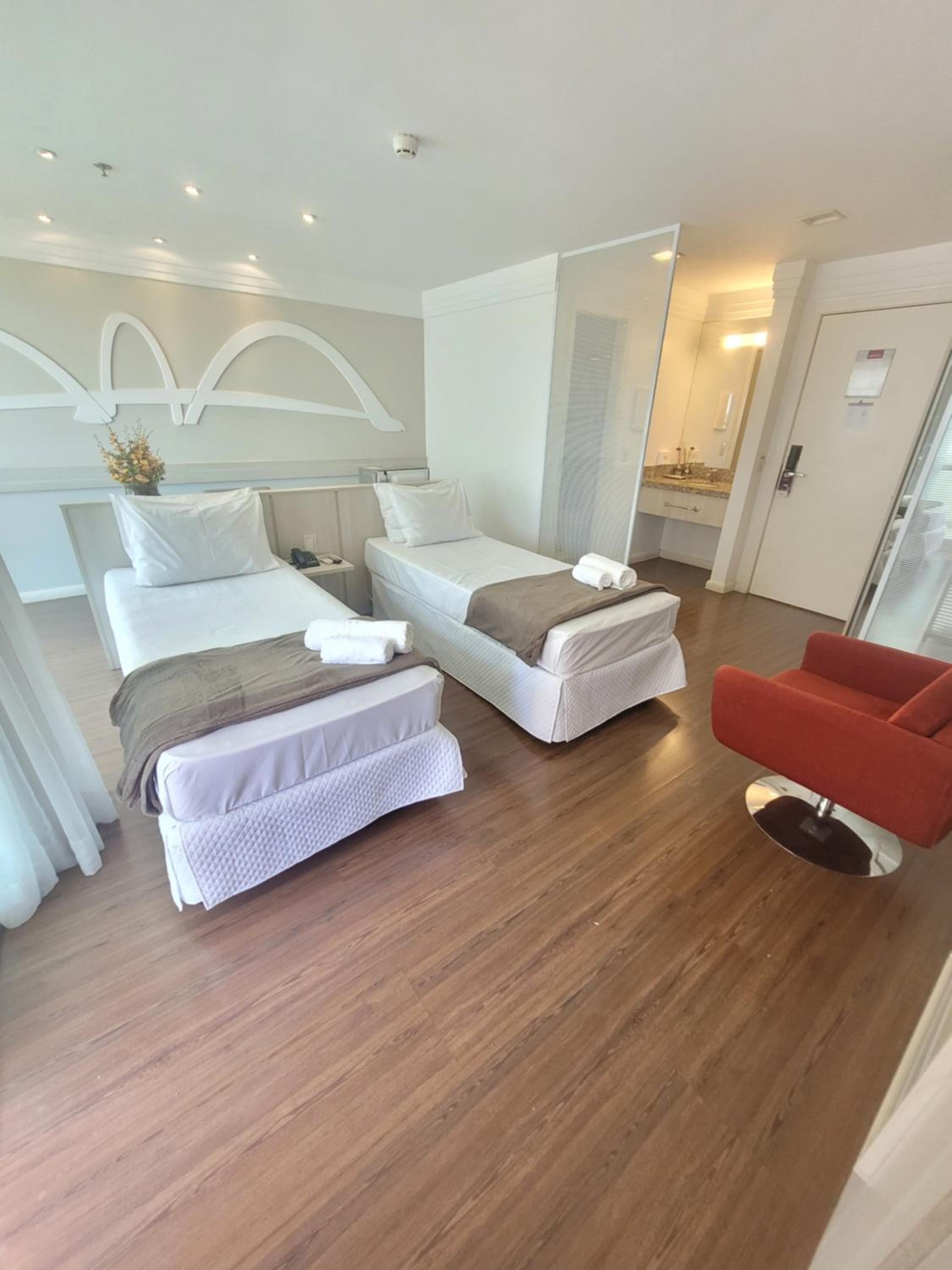 FLAT NO MERCURE BRASÍLIA LIDER, AO LADO DA ESPLANADA DOS MINISTÉRIOS, ESTÁDIO MANÉ GARRINCHA E CENTRO DE CONVENÇÕES, COM PISCINA, ACADEMIA, RESTAURANTE, RE