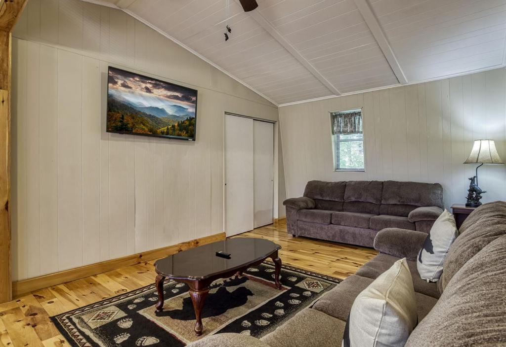 Four Bears Den, Free Attraction Tickets, Hot Tub, Arcade Game, Gatlinburg, WIFI!!! view 2