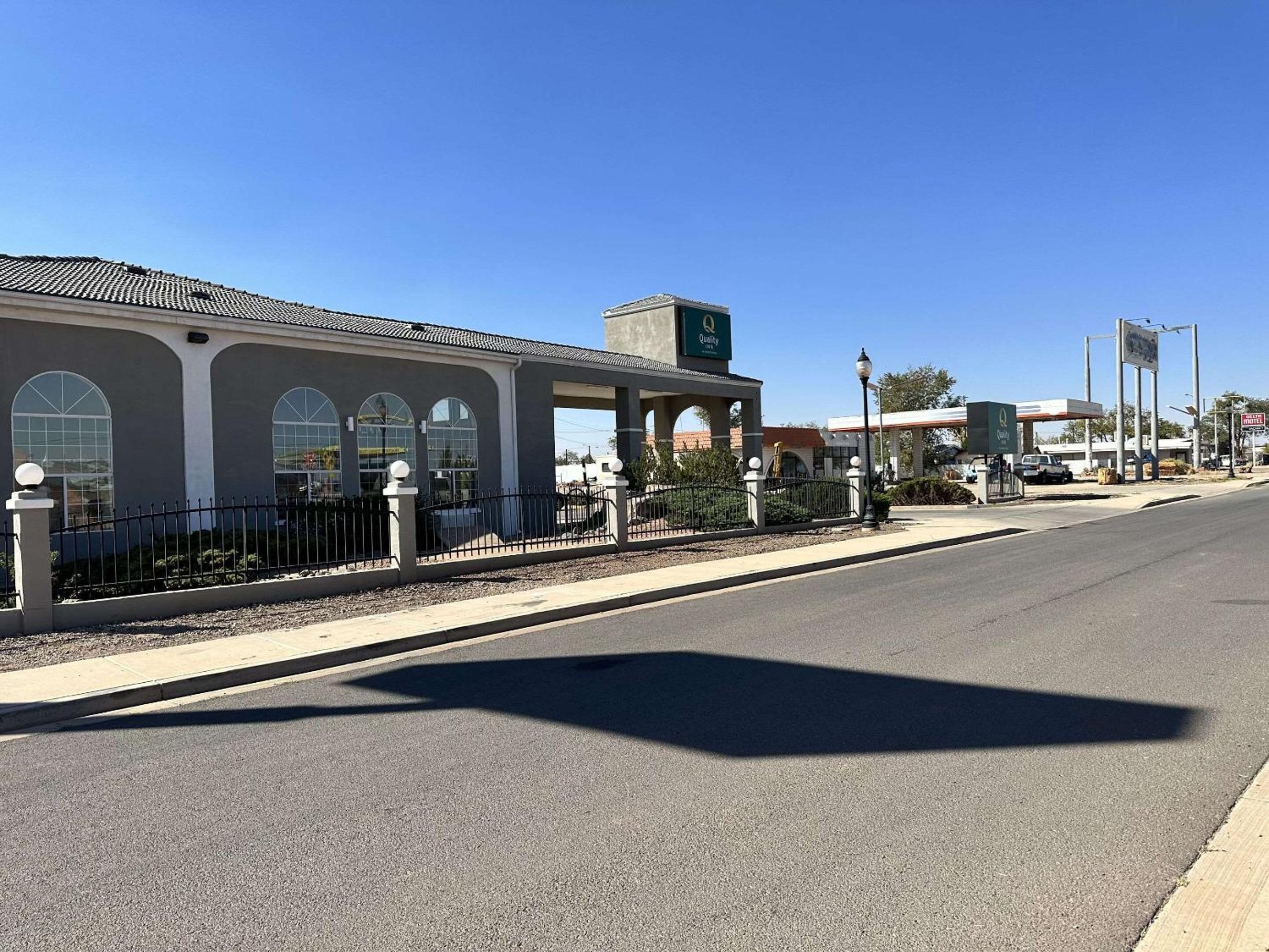 Winslow Vacations - Quality Inn Winslow I-40 - Property Image 1