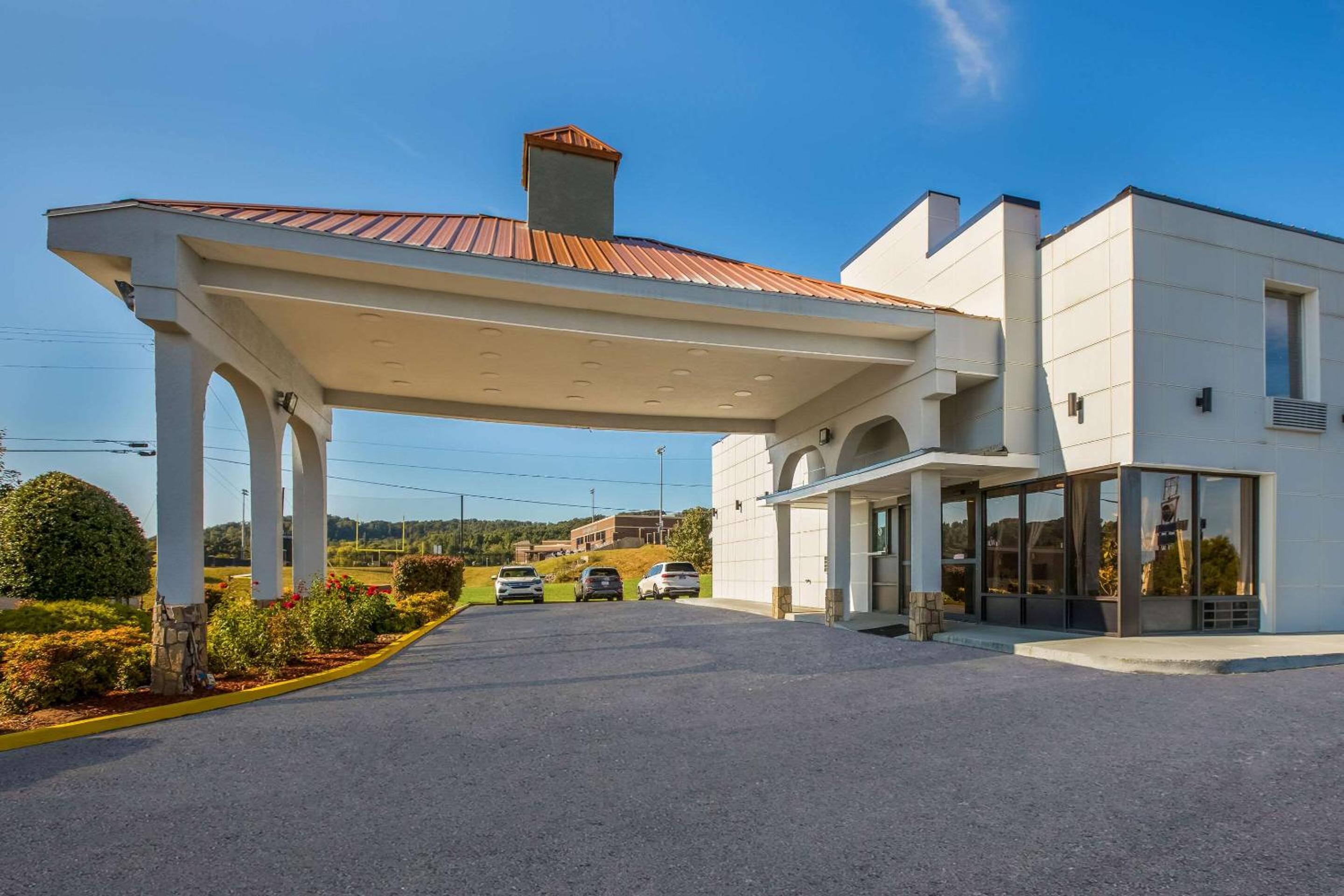 Econo Lodge White Pine Morristown I-81 & I-40 Split view 2