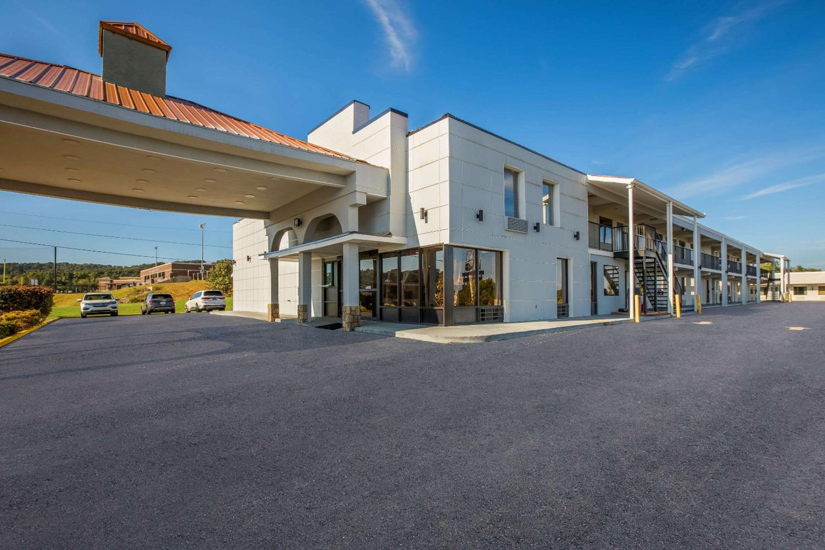 Econo Lodge White Pine Morristown I-81 & I-40 Split view 3