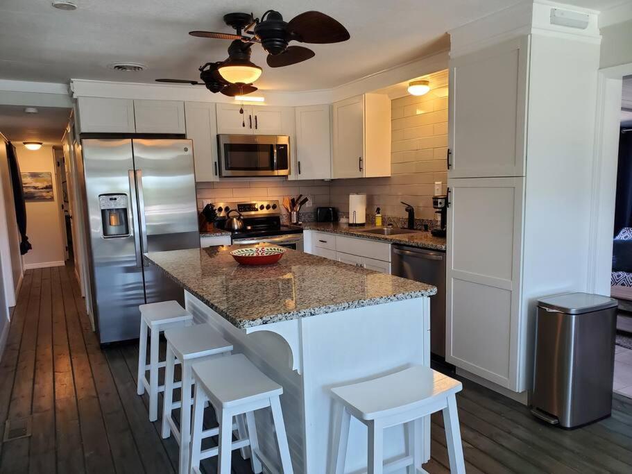 3 Bed, 2 Bath, Waterfront, Dock, Large Driveway, photo 9