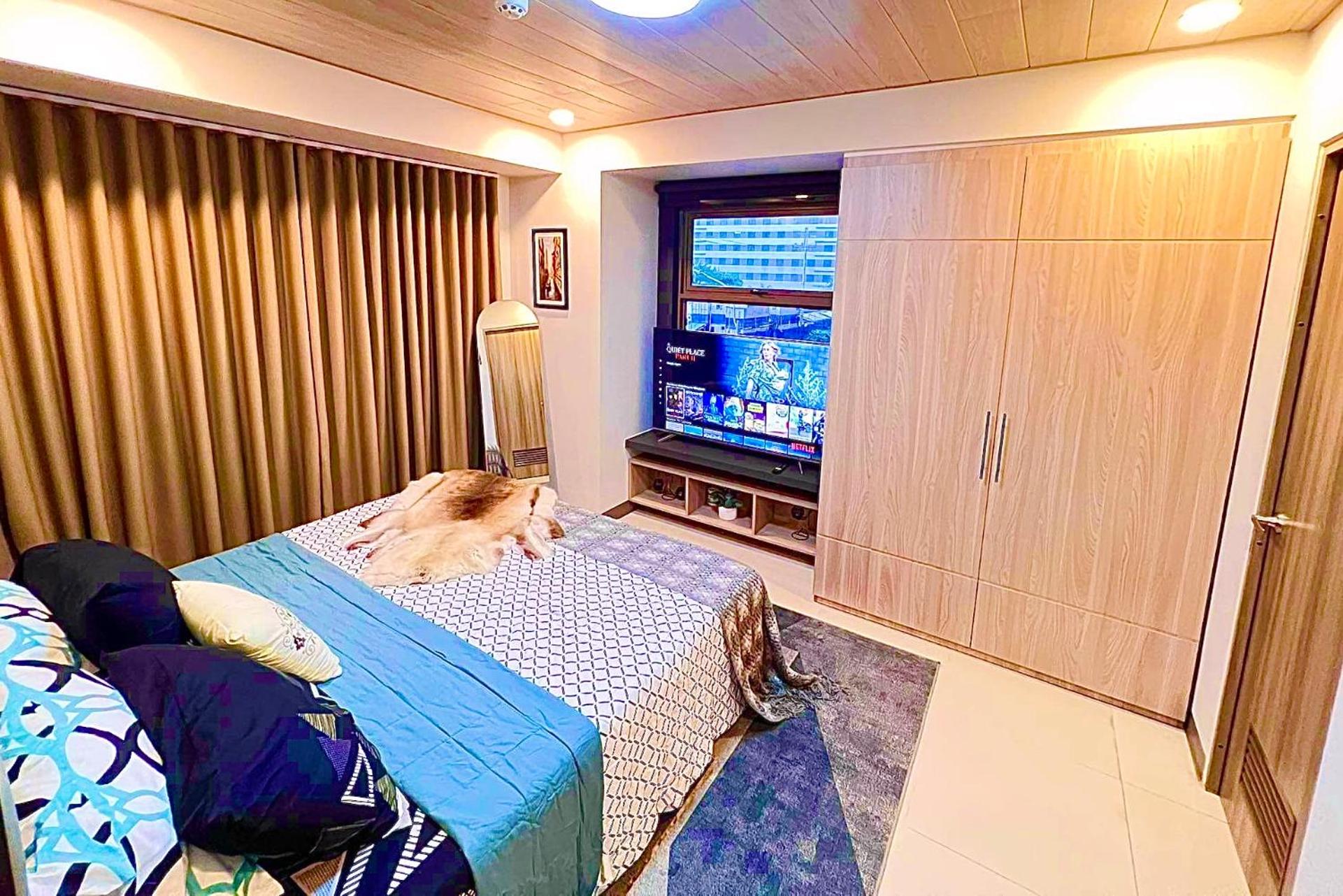 Ultimate Comfort Prime Location 2BR Condo with King Bed near Airport Mall of Asia Fast WiFi and Free Parking view 3