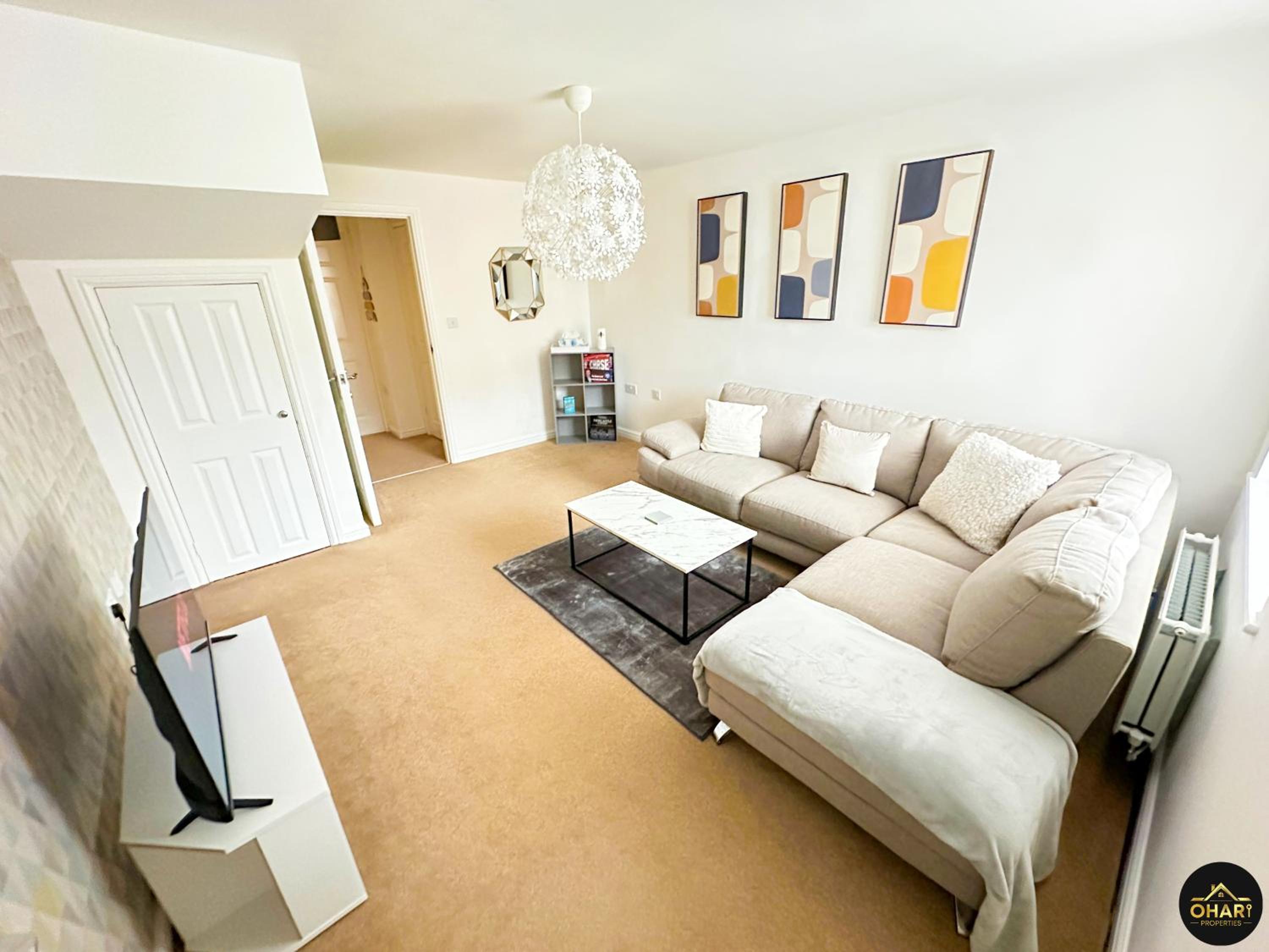 Modern 4 Beds House With FREE Parking view 2