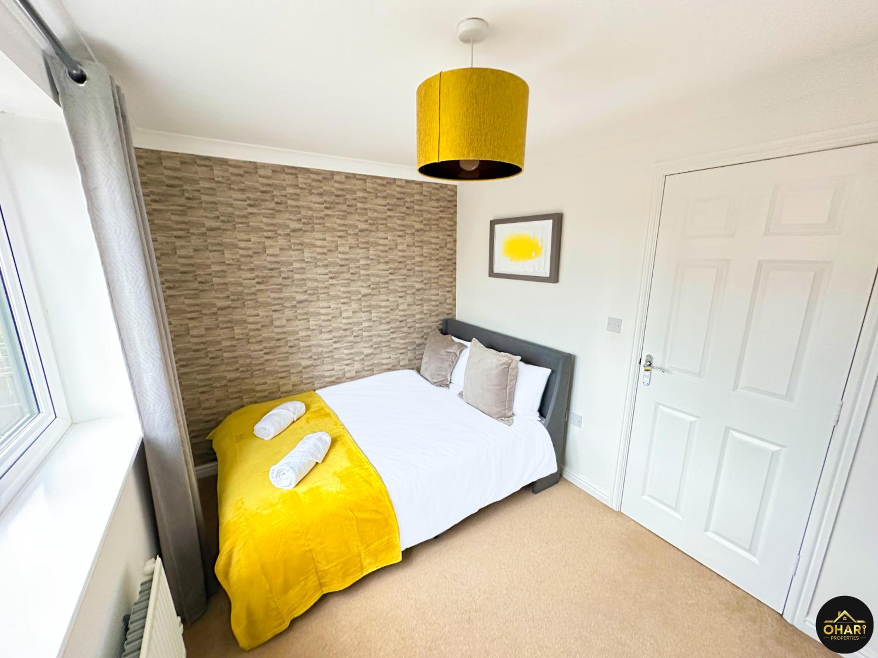 Modern 4 Beds House With FREE Parking view 3