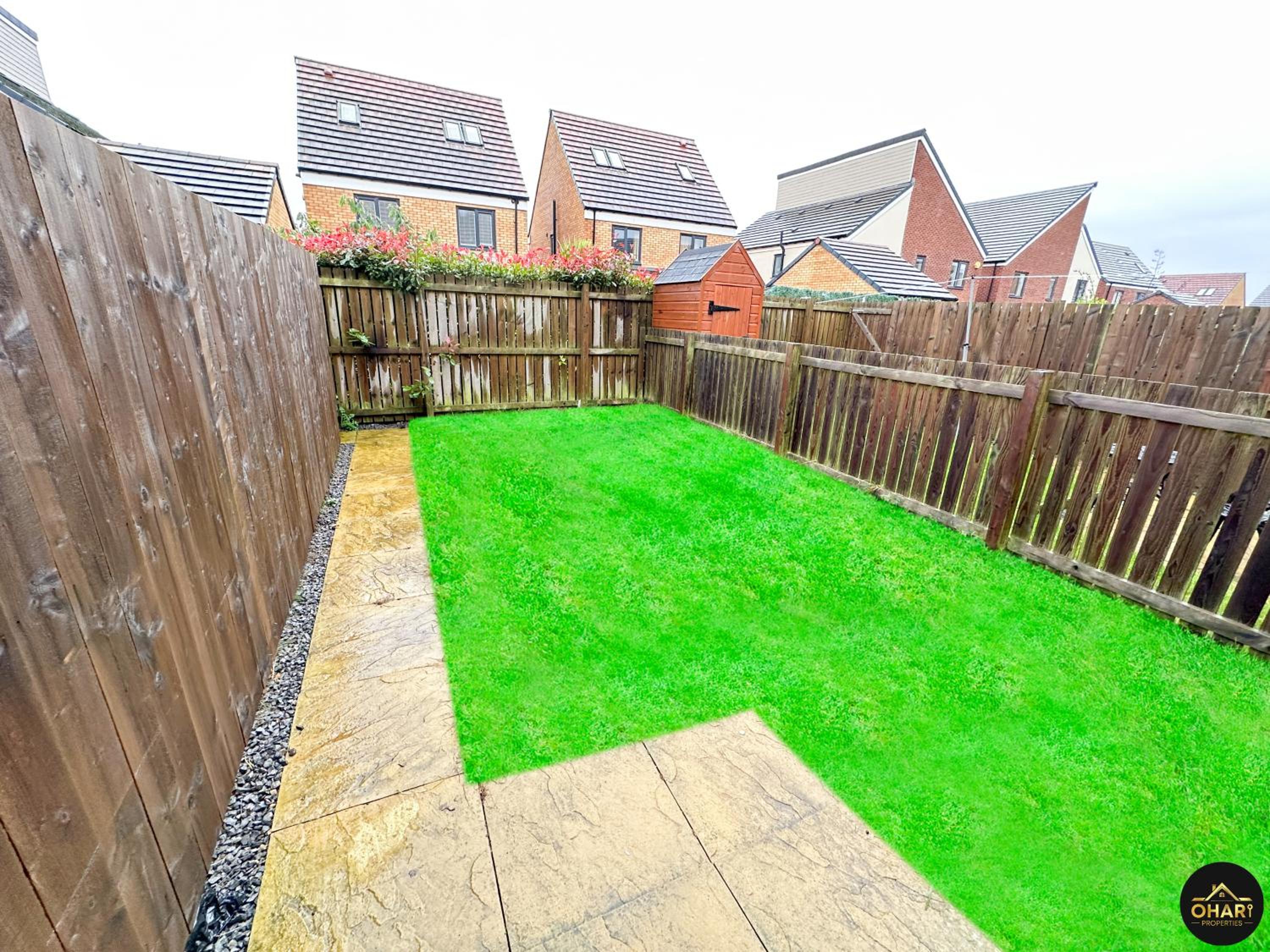 Modern 4 Beds House With FREE Parking view 4