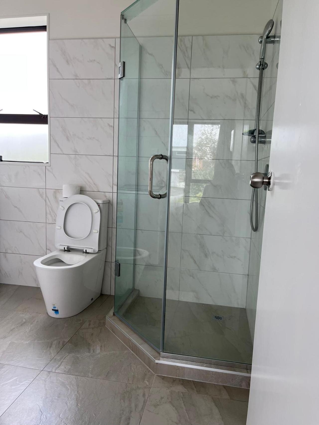 Totara Vale, Free Coffee, parking and wifi, near Glenfield Mall and highway 18,1 view 3
