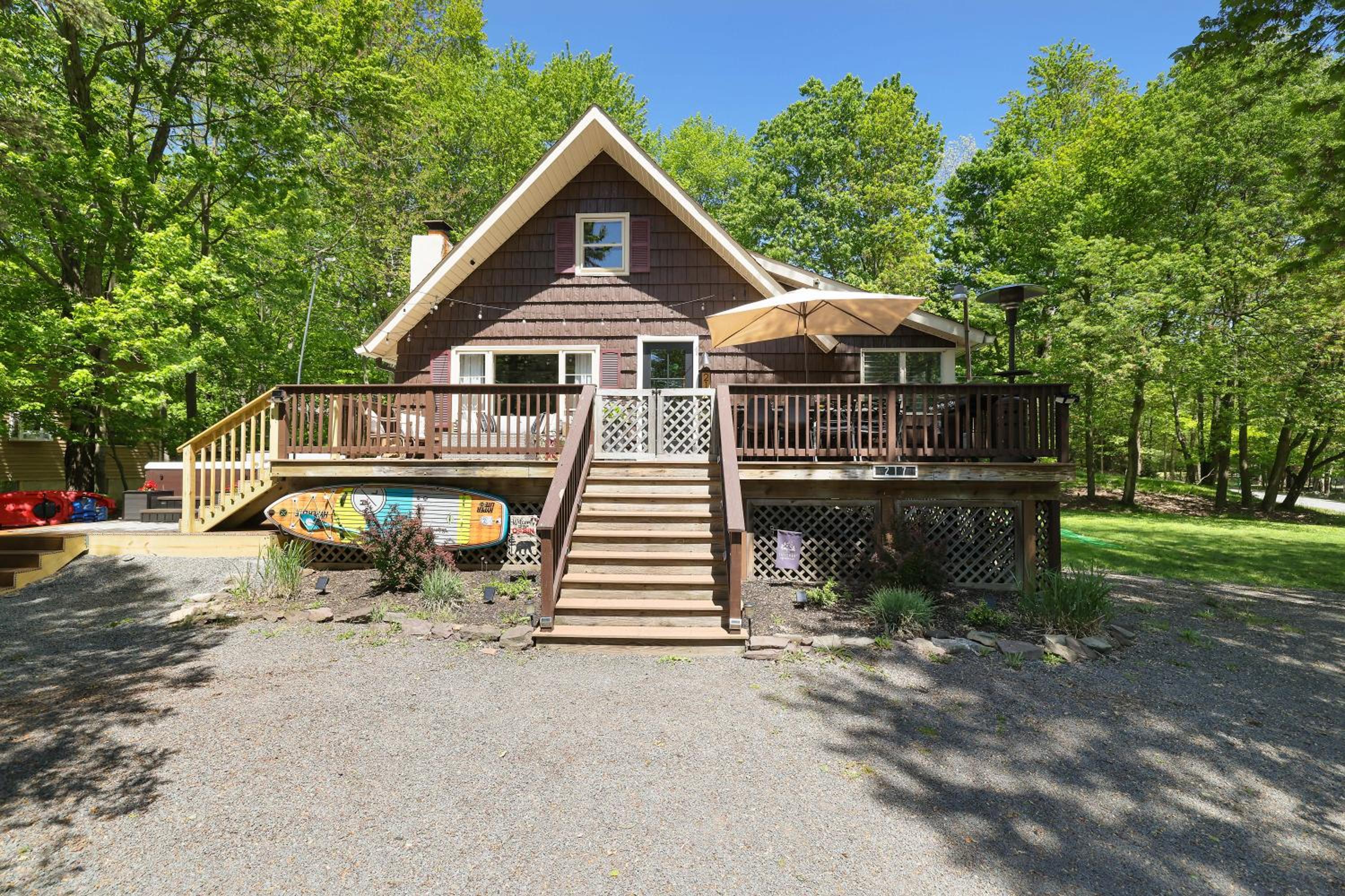 Hotel Family Pocono Gem by the lake with private sauna, hot tub, and huge game room - Image 1