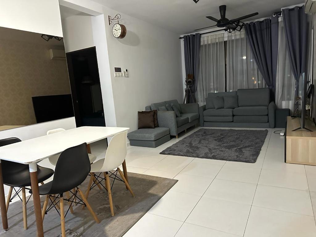 Kyra The Heights Residence Condo Ayer Keroh Melaka WiFi, Netflix & Pool photo 8