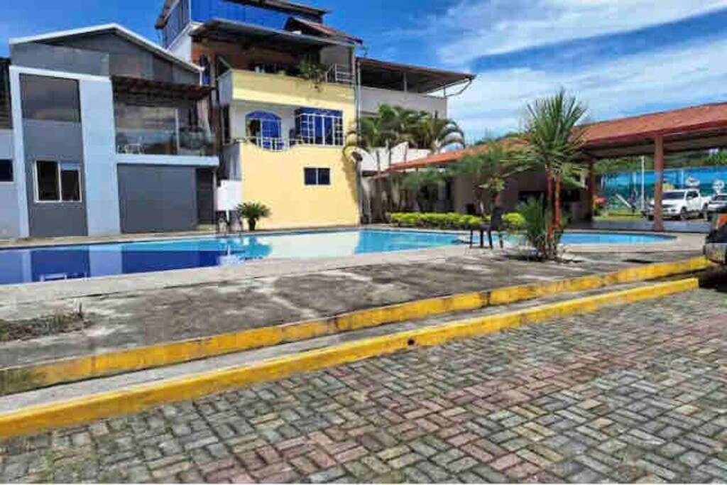 departamento con piscina y áreas sociales