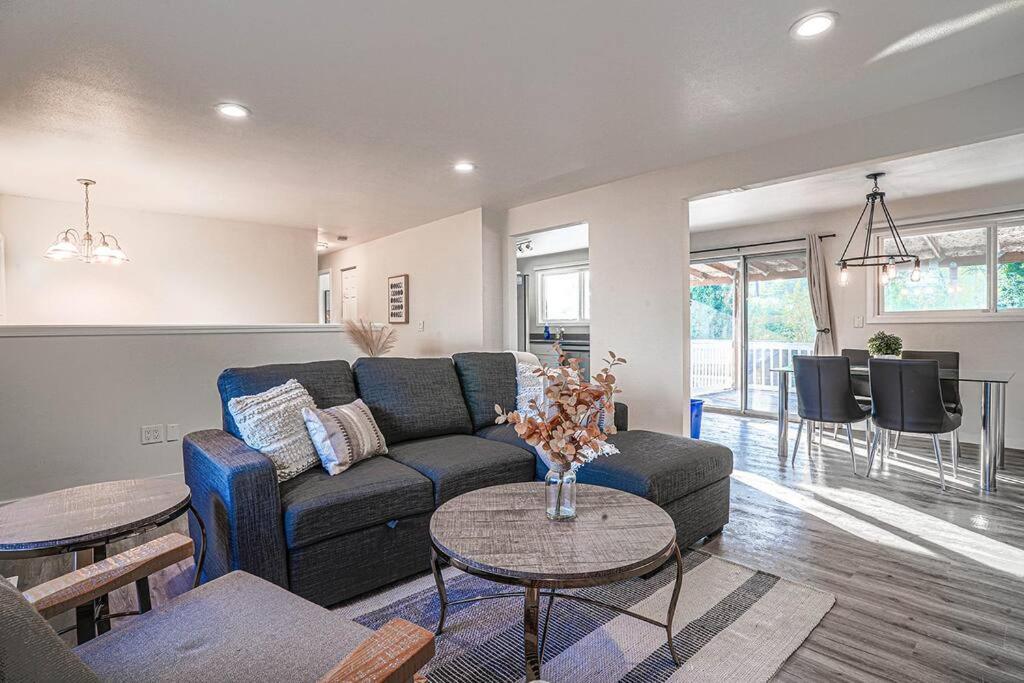Seatac 2 BR Upper Unit 5 min to Airport view 3