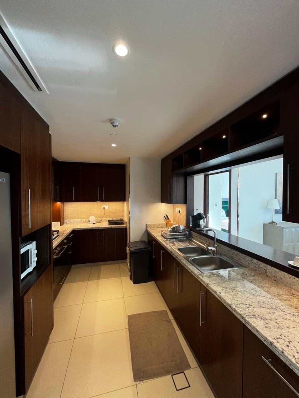 Burj Khalifa view, 3 Bedroom Apartment in Boulevard Point, Connected to Dubai Mall