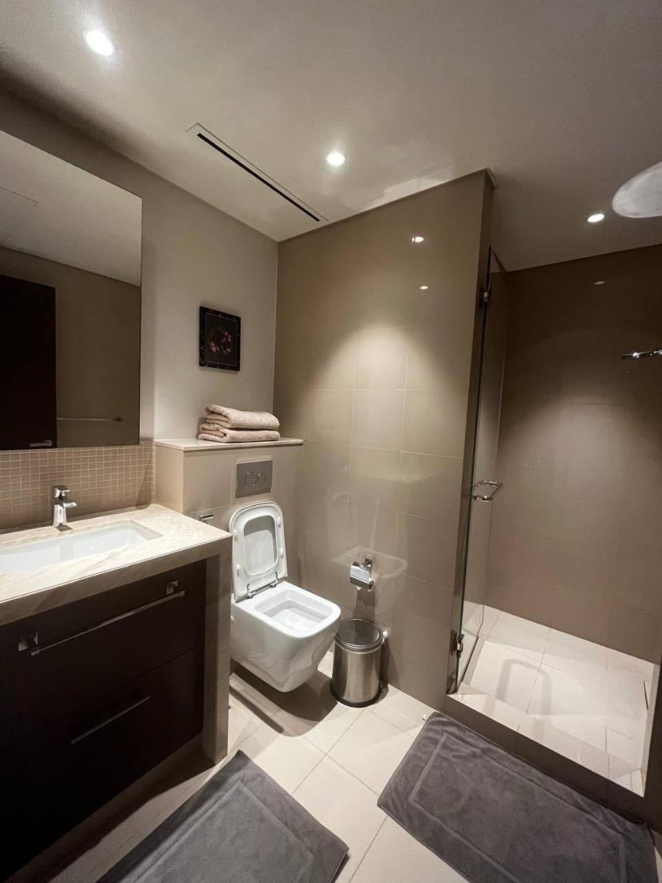 Burj Khalifa view, 3 Bedroom Apartment in Boulevard Point, Connected to Dubai Mall