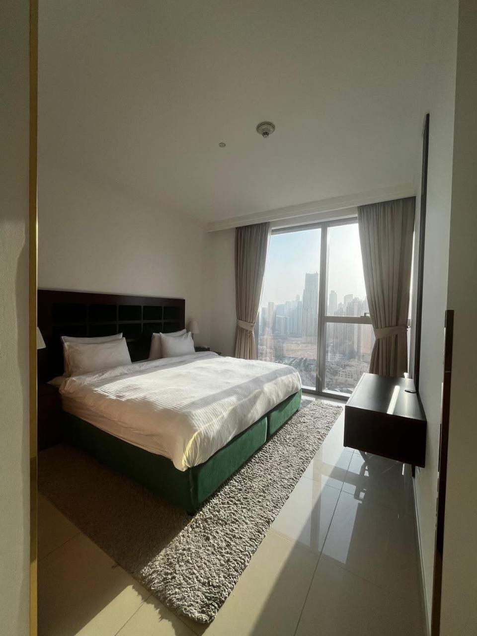 Burj Khalifa view, 3 Bedroom Apartment in Boulevard Point, Connected to Dubai Mall