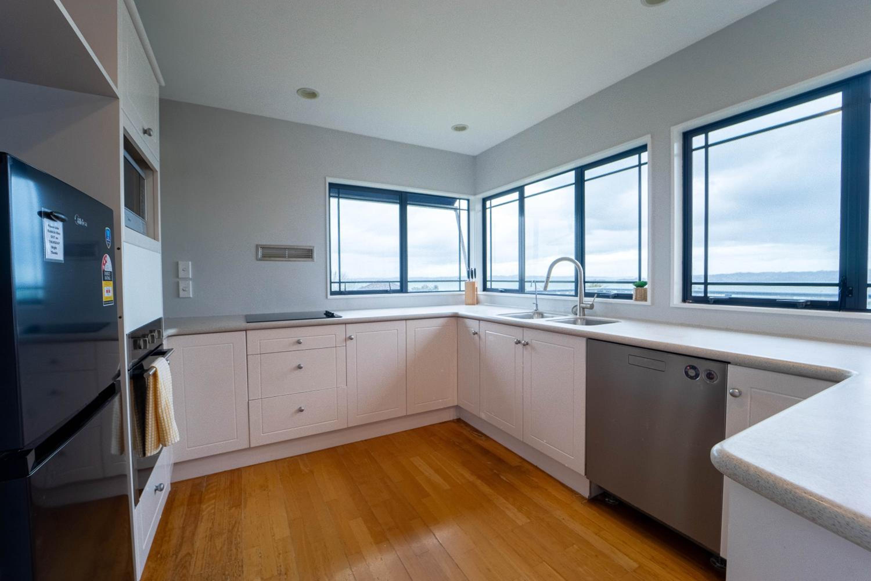 Family Friendly Oceanview Howick Home - Pets+ view 4