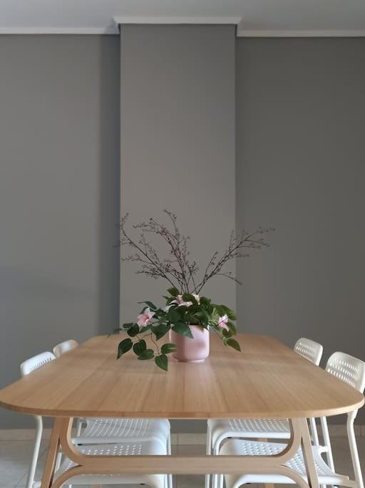 Renovated modern 3bdr flat w/balcony