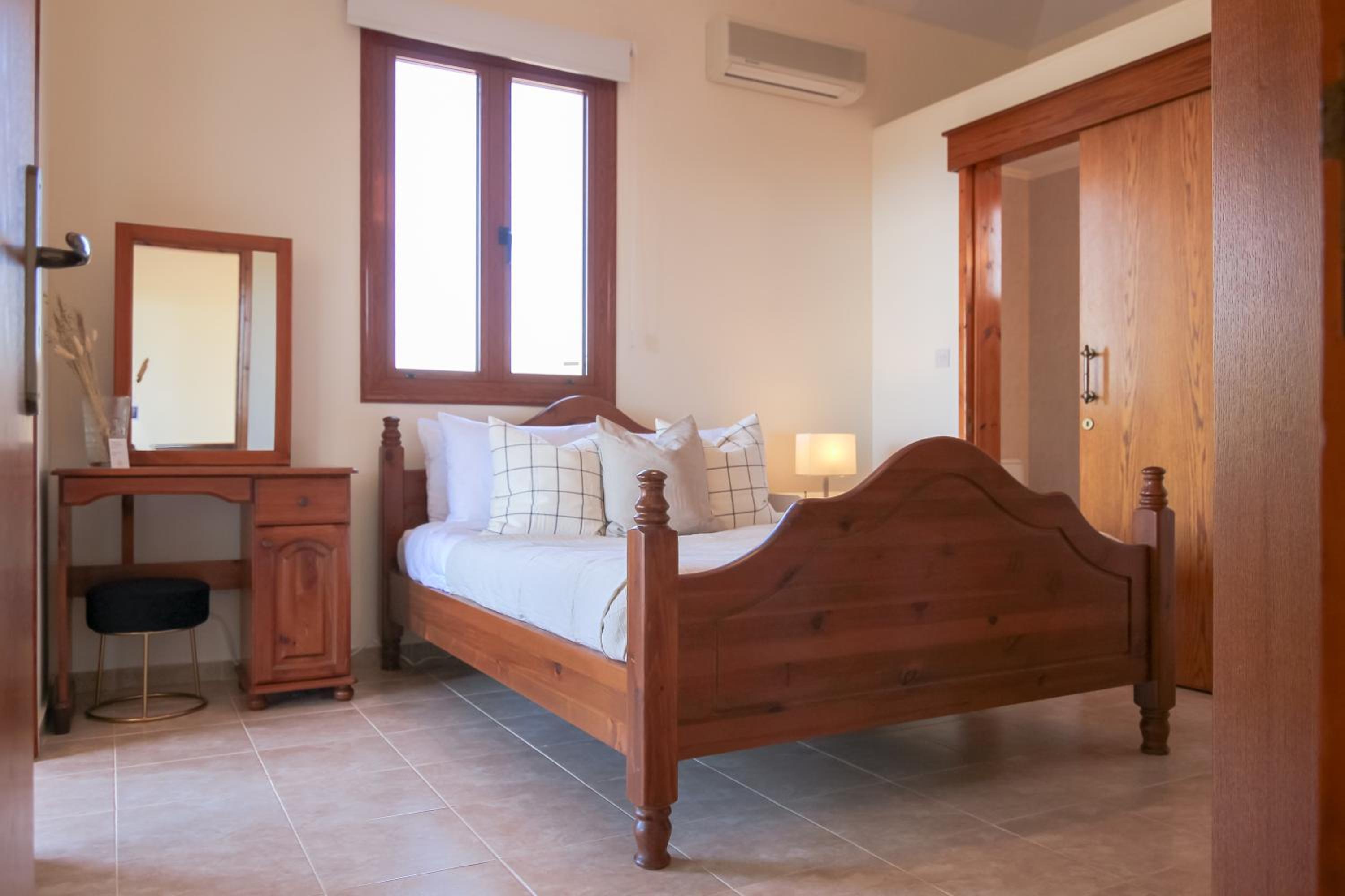 Phaedrus Living: Serenity Villa Lysos