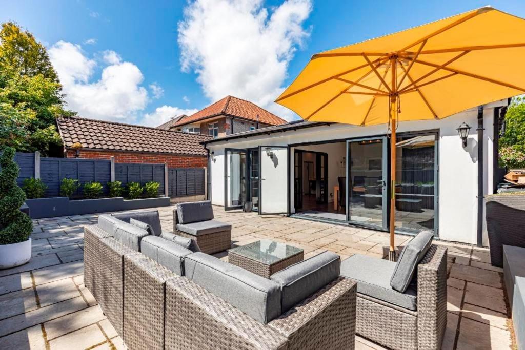WESTFIELD BUNGALOW by BOURNECOAST - A Modern Bungalow with a Garden and Parking - Near the River and Local Shops - HB2079 view 2
