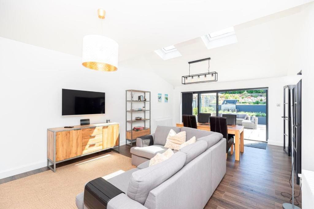 WESTFIELD BUNGALOW by BOURNECOAST - A Modern Bungalow with a Garden and Parking - Near the River and Local Shops - HB2079 view 4