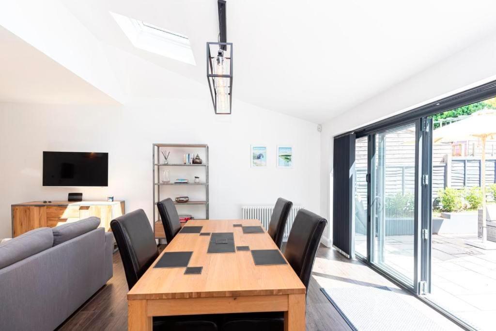 WESTFIELD BUNGALOW by BOURNECOAST - A Modern Bungalow with a Garden and Parking - Near the River and Local Shops - HB2079 view 5