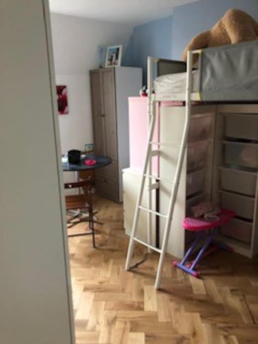 Stay in maison de metre in Etterbeek