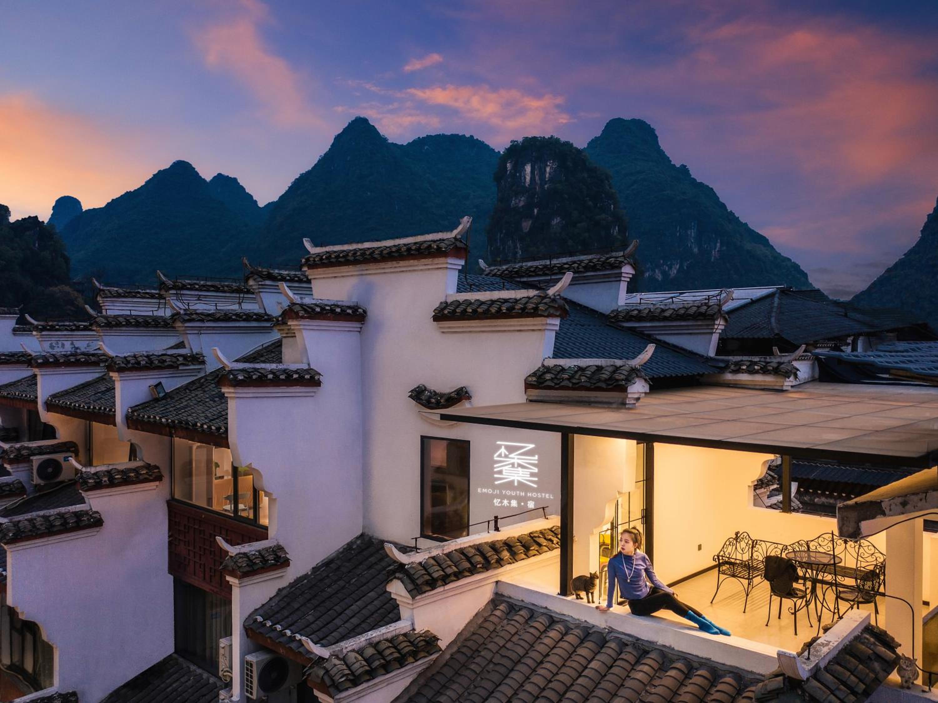 Guilin Yangshuo Emoji Youth Hostel West Street Li River Yulong River Yangshuo Park Activities