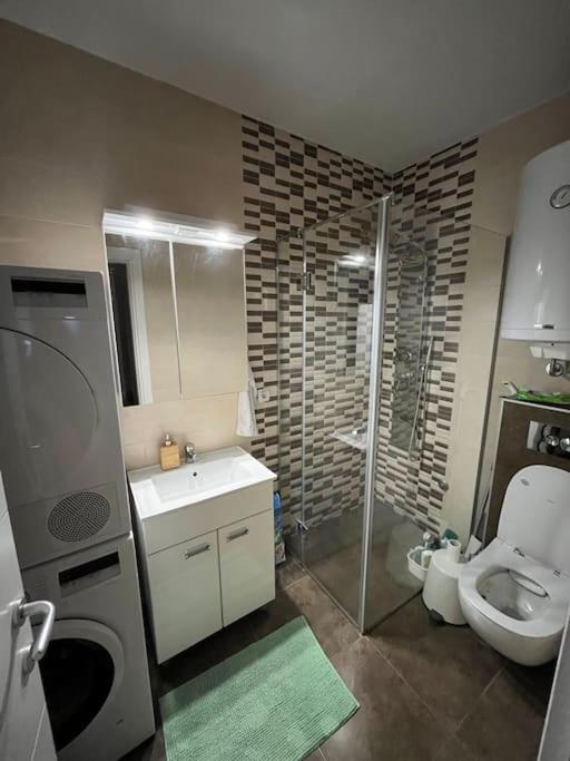 Lovely 2-bedroom apartment with free garage view 2