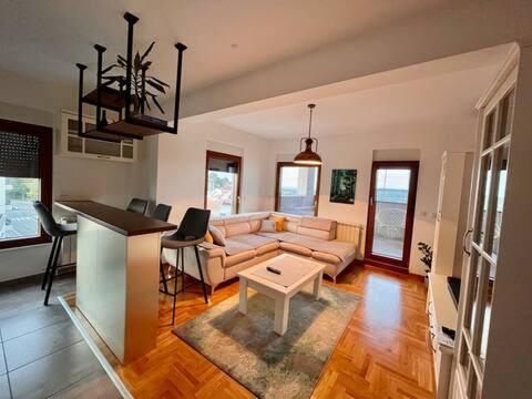 Lovely 2-bedroom apartment with free garage view 4