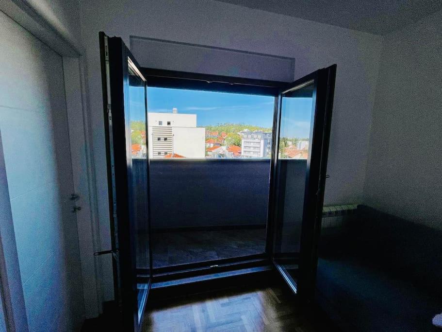 Lovely 2-bedroom apartment with free garage view 5