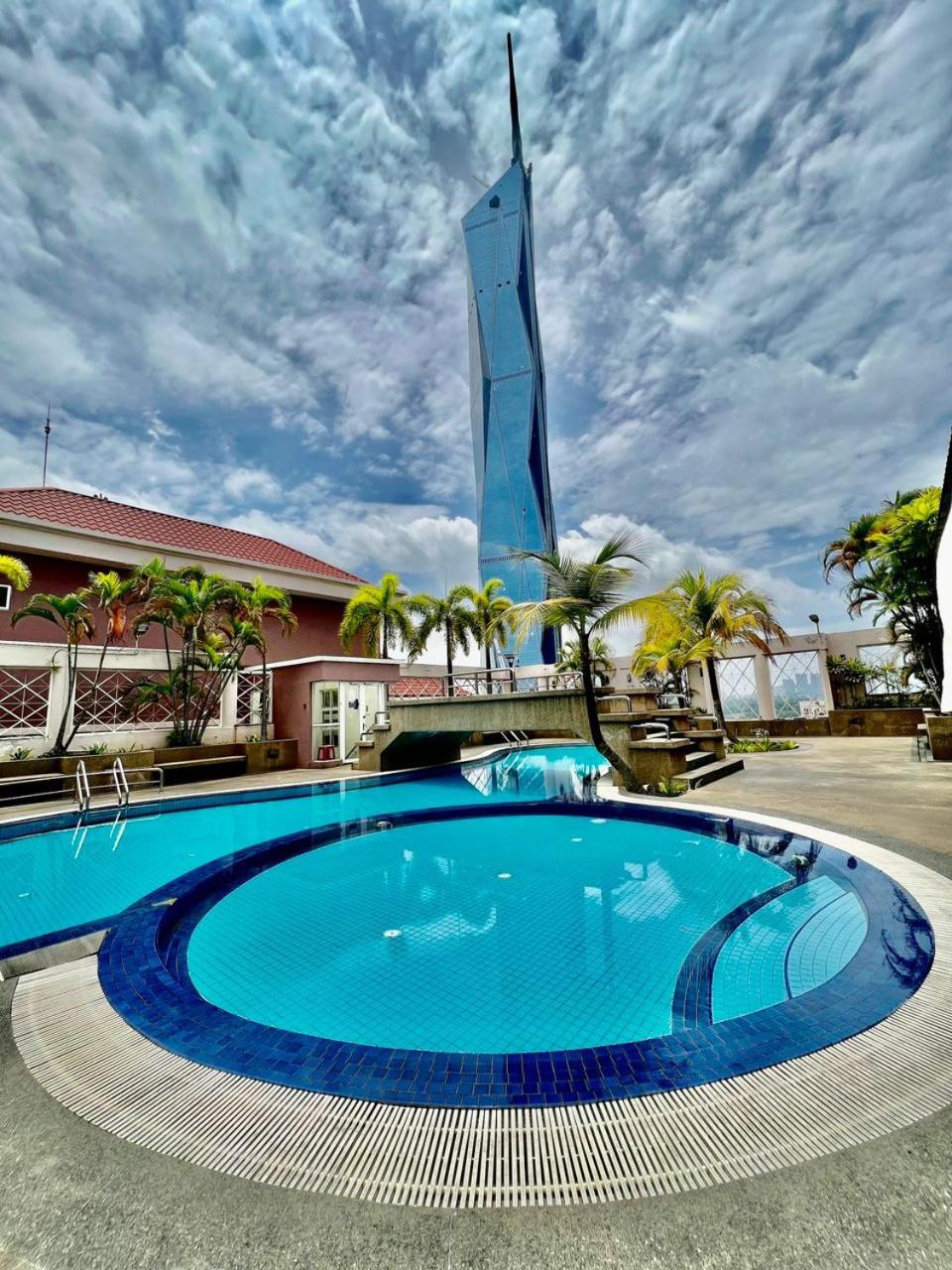 Studio Suite at Casa Mutiara 5 mins walk to LRT, Jalan Alor and Bukit Bintang