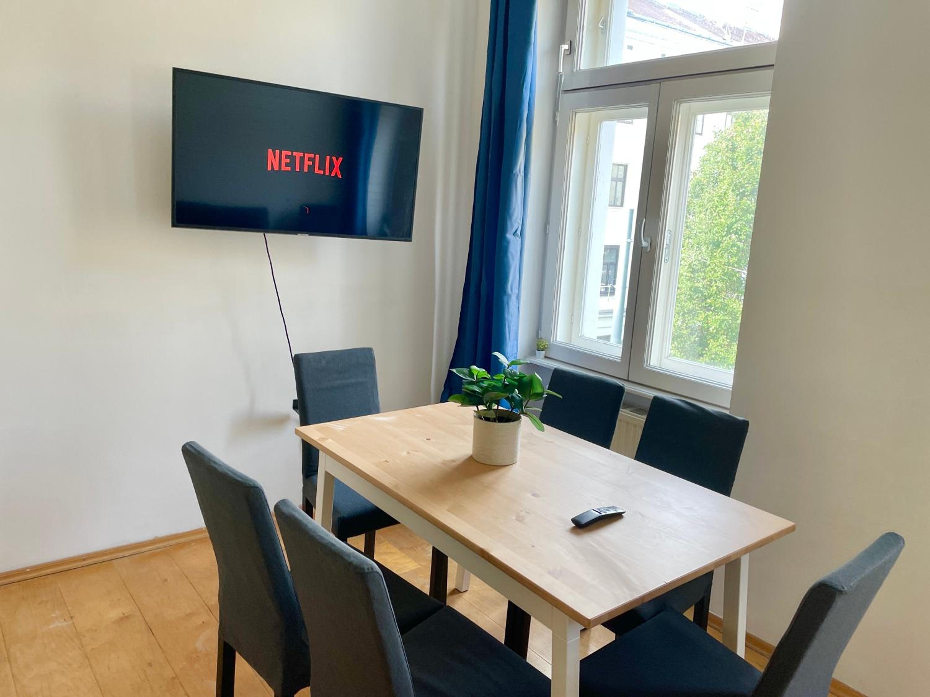 100m2 Flat with Balcony near Mariahilferstrasse - Free Parking