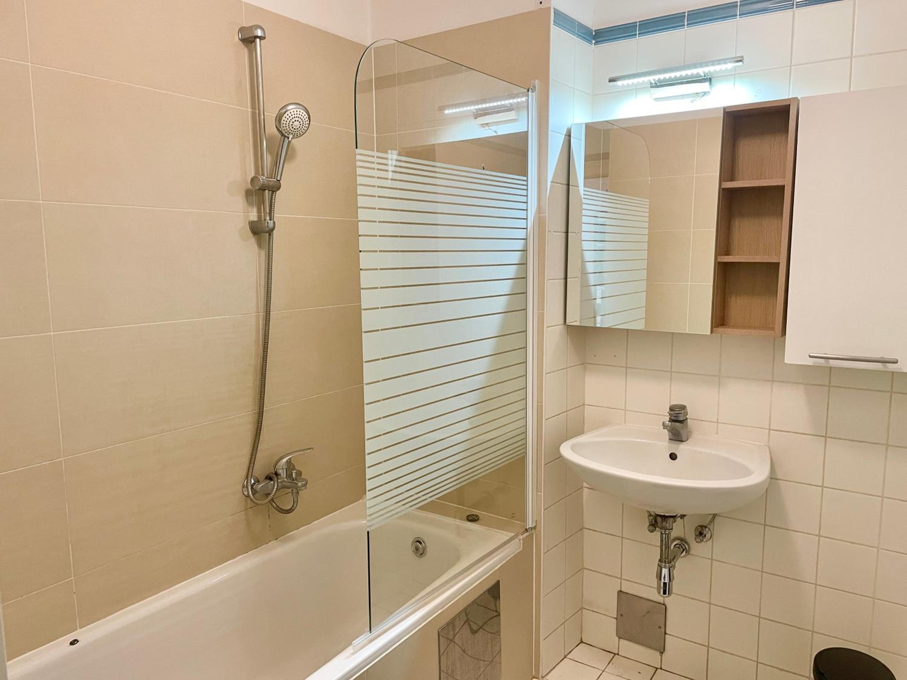 100m2 Flat with Balcony near Mariahilferstrasse - Free Parking