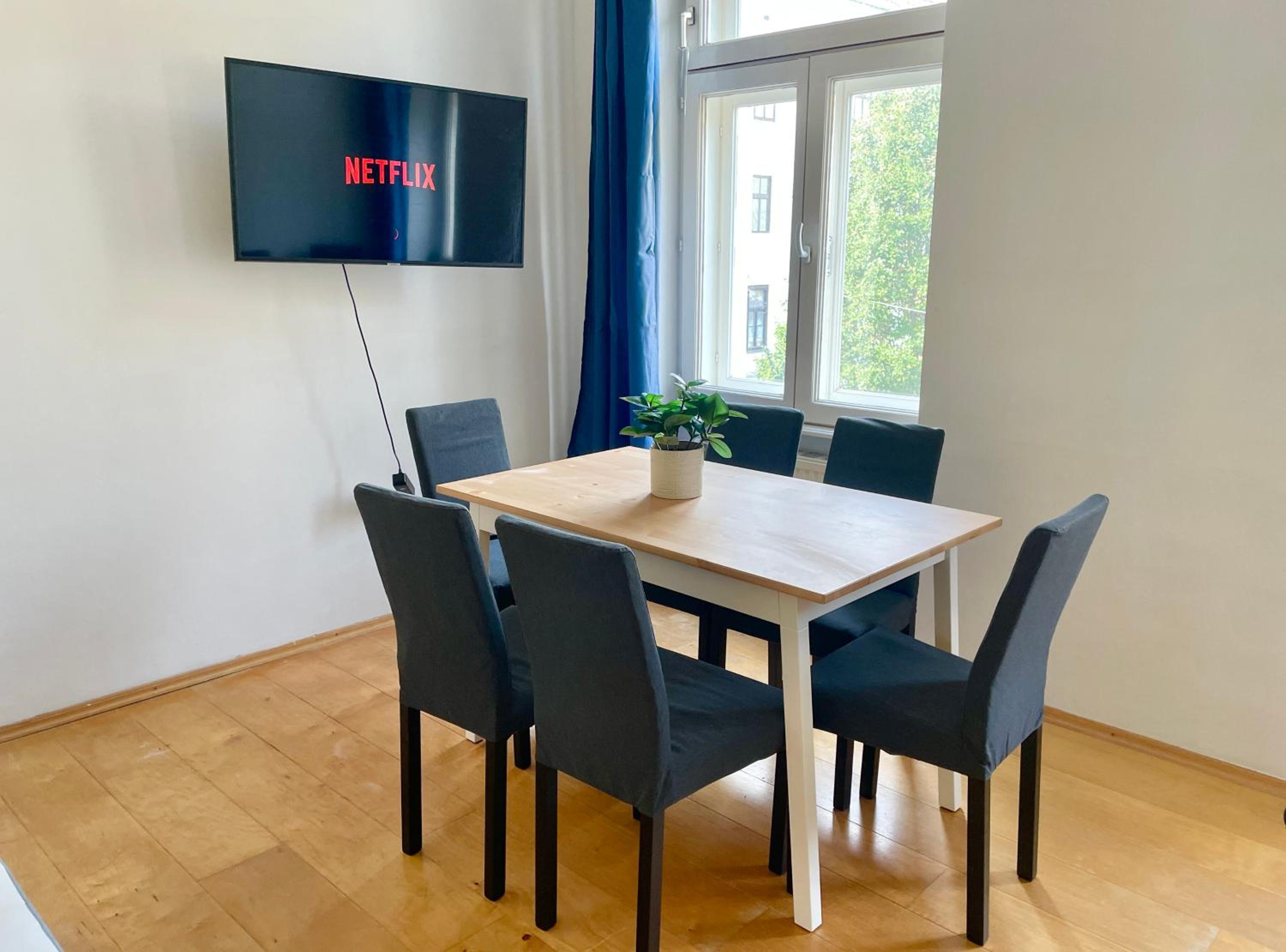100m2 Flat with Balcony near Mariahilferstrasse - Free Parking