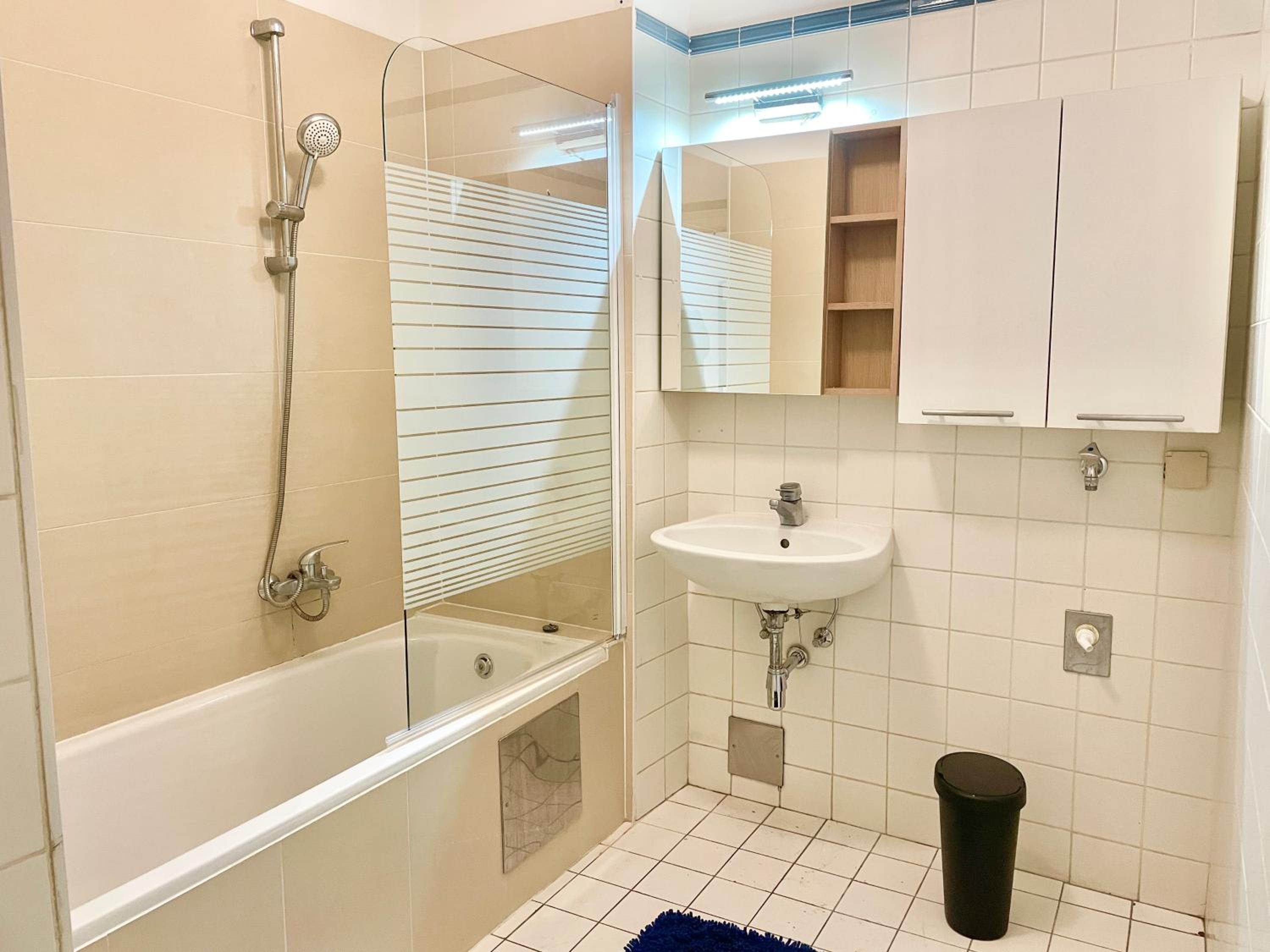 100m2 Flat with Balcony near Mariahilferstrasse - Free Parking