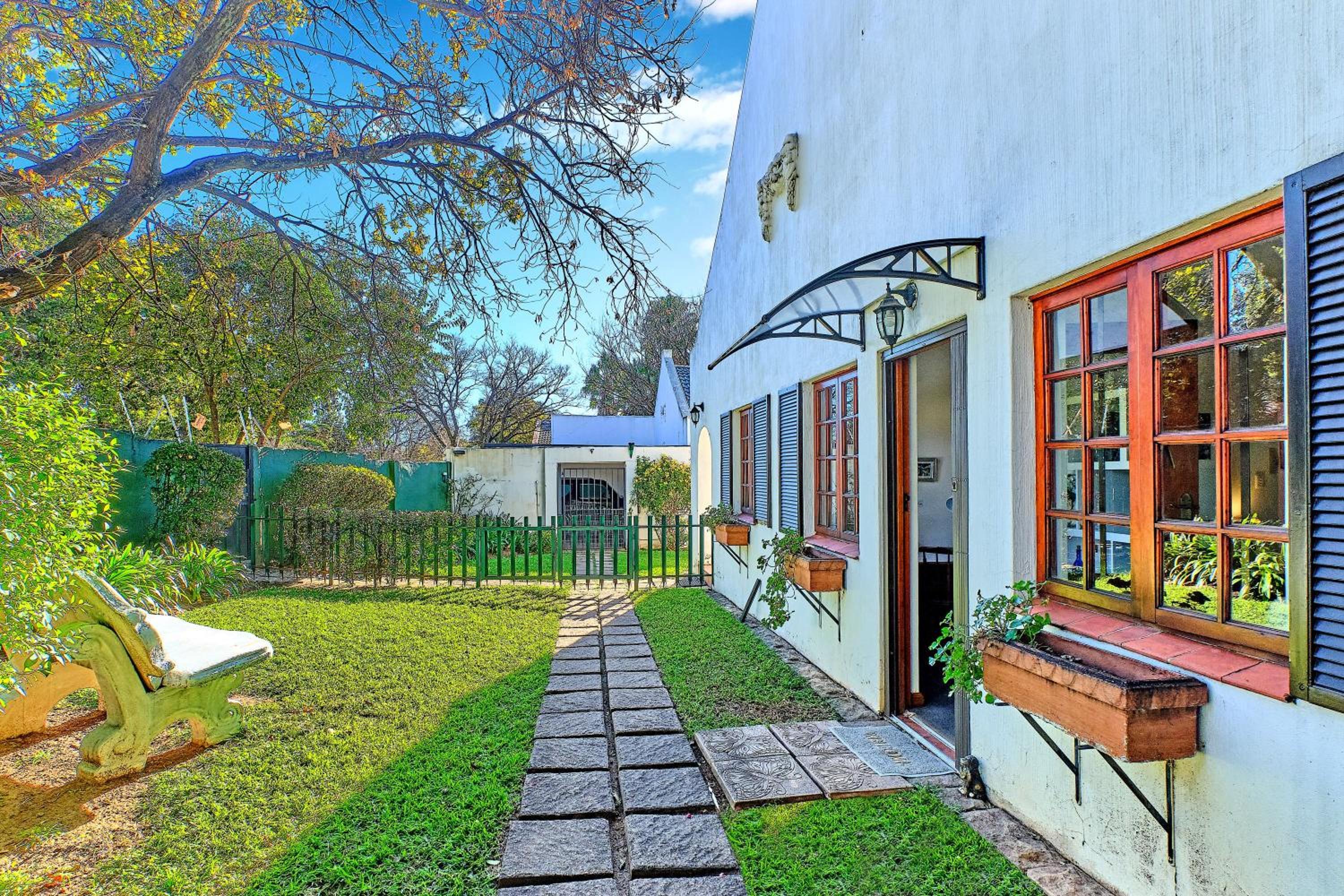 Lonehill - Deluxe Garden Cottage 2 view 4