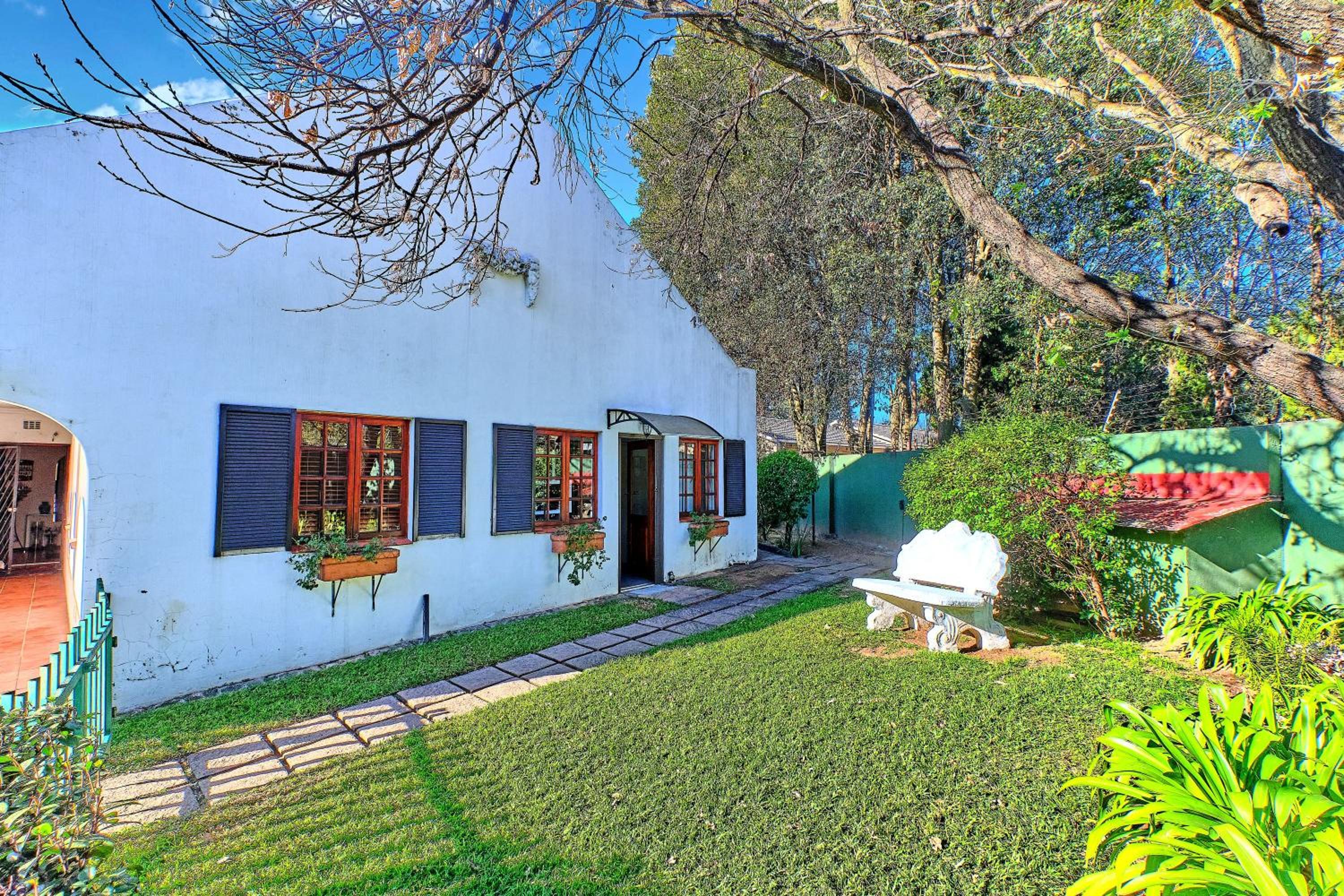 Lonehill - Deluxe Garden Cottage 2 view 3