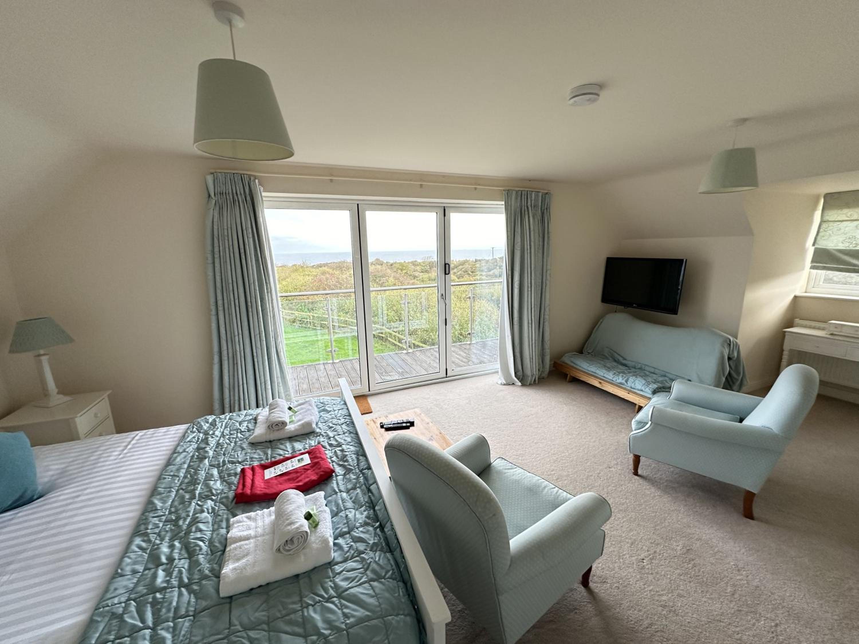 Sunrise View - Balcony and Seaview - Part of the The Bay Filey Holiday Village with pool, gym and direct beach access, pub, restaurant, tennis and meadows