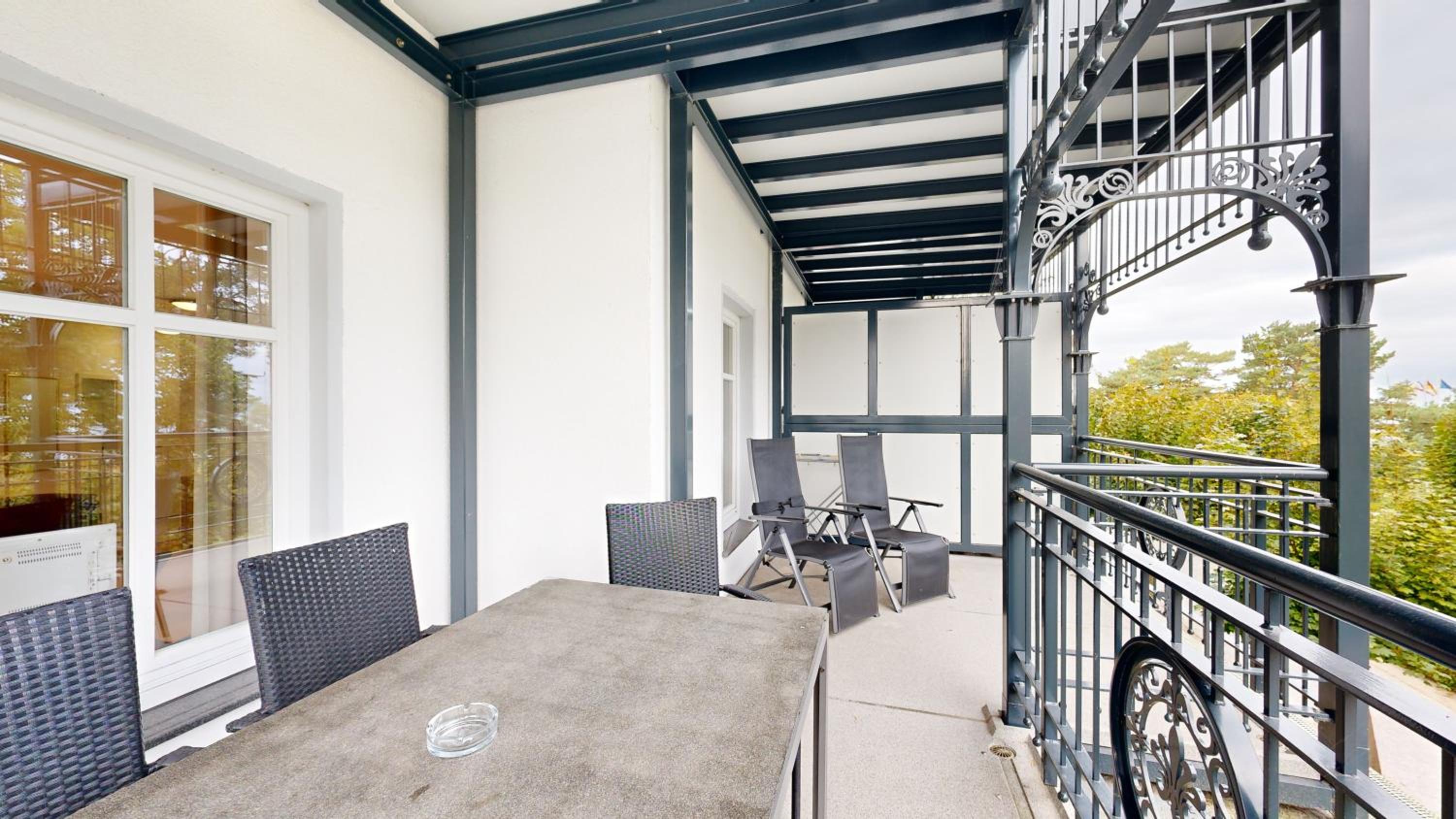 Villa Strandblick in Binz, FeWo direkt am Strand mit Balkon und seitlichem Meerblick