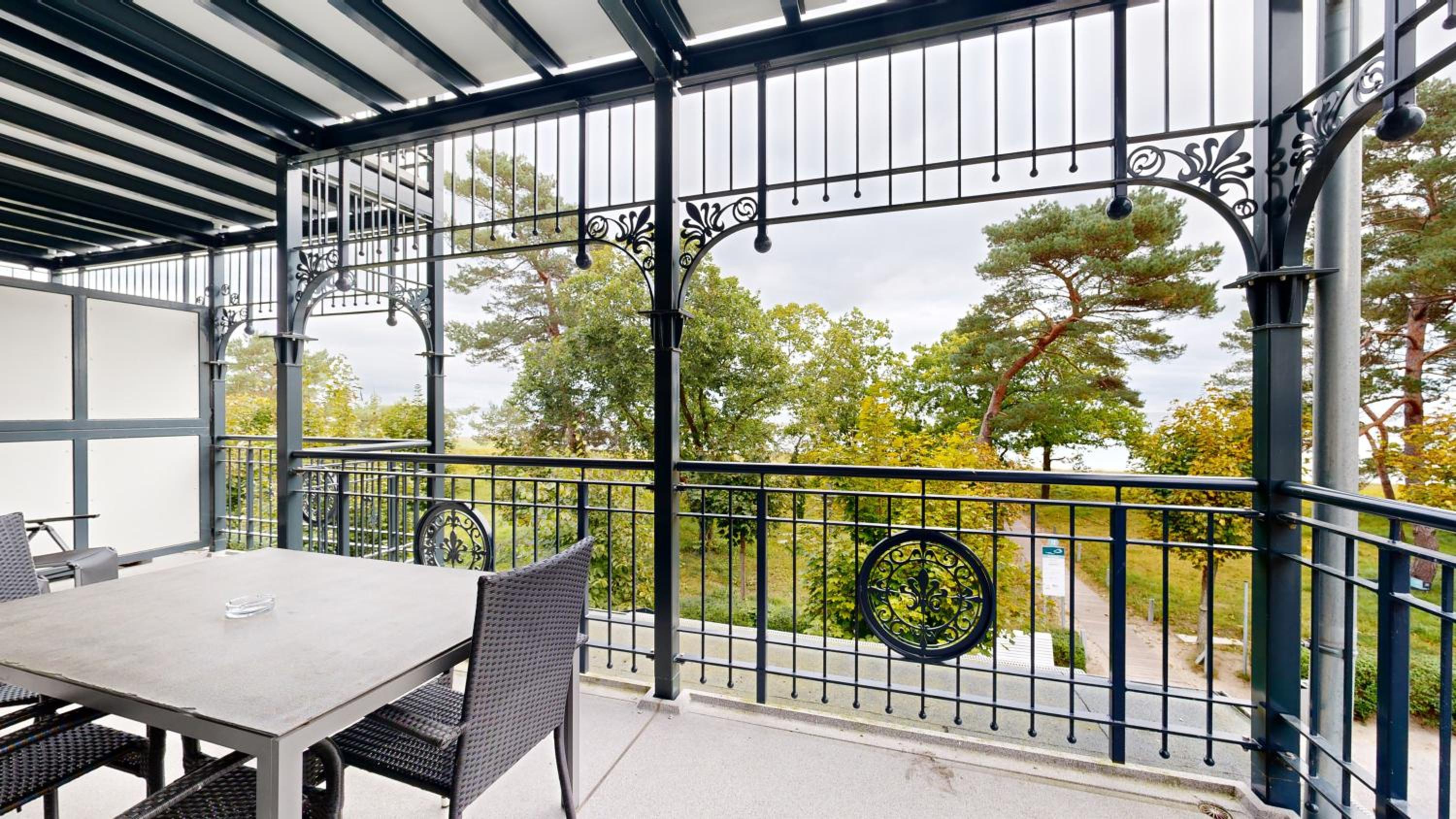 Villa Strandblick in Binz, FeWo direkt am Strand mit Balkon und seitlichem Meerblick