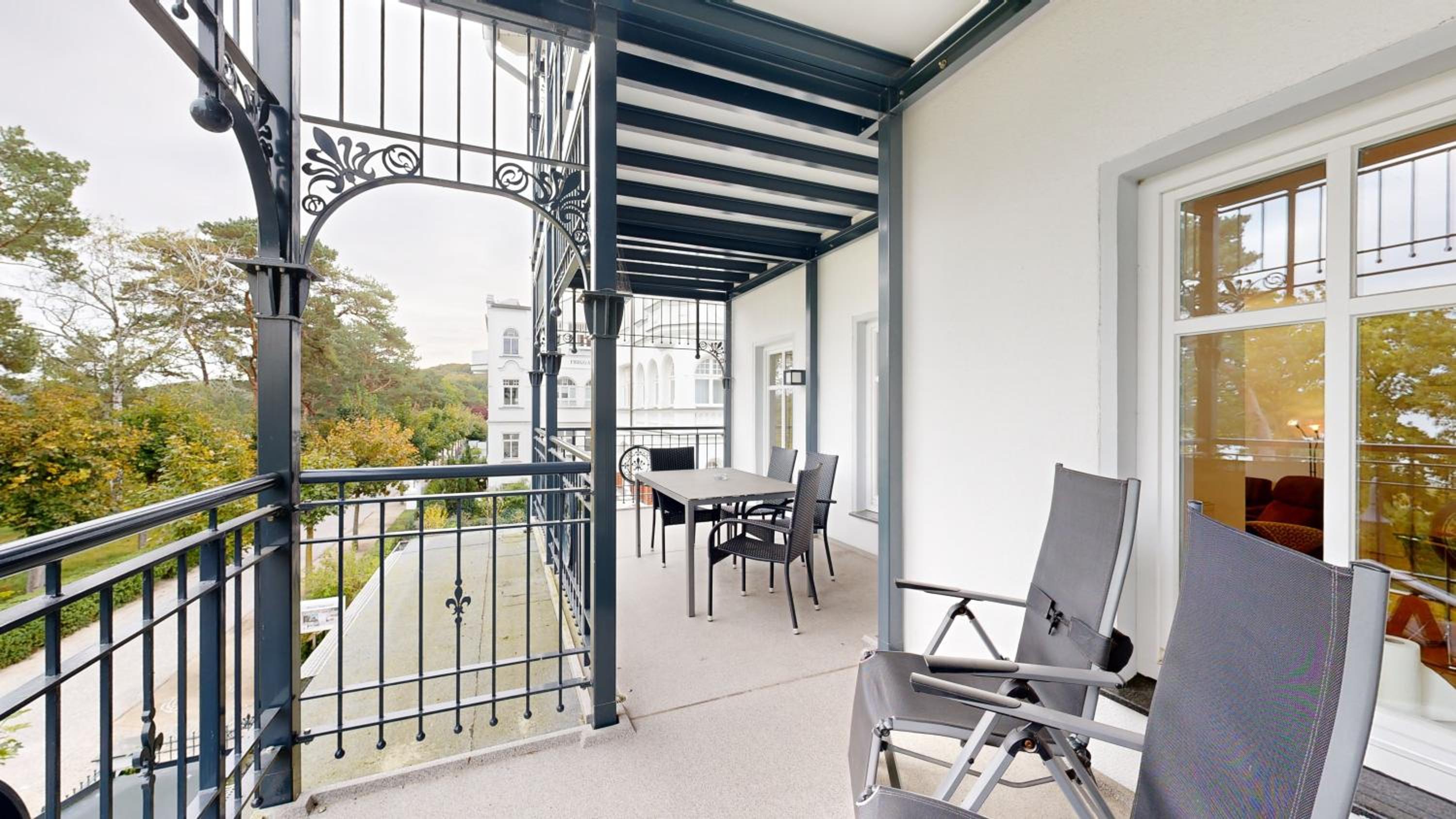 Villa Strandblick in Binz, FeWo direkt am Strand mit Balkon und seitlichem Meerblick