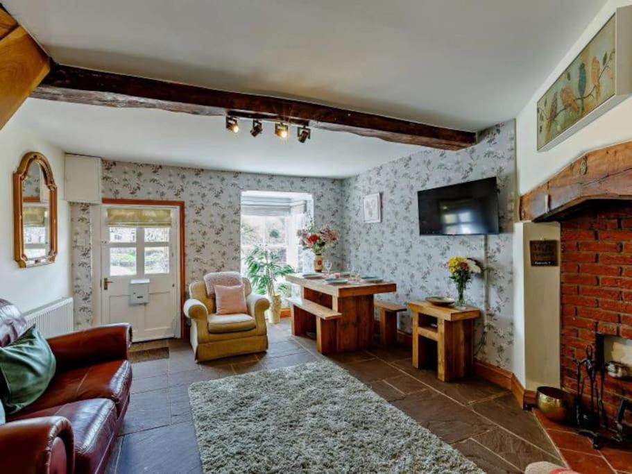 Beautiful 2 Bedroom Riverside Cottage view 2