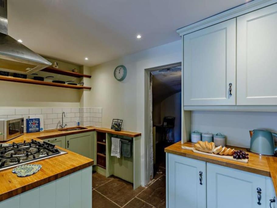 Beautiful 2 Bedroom Riverside Cottage view 3
