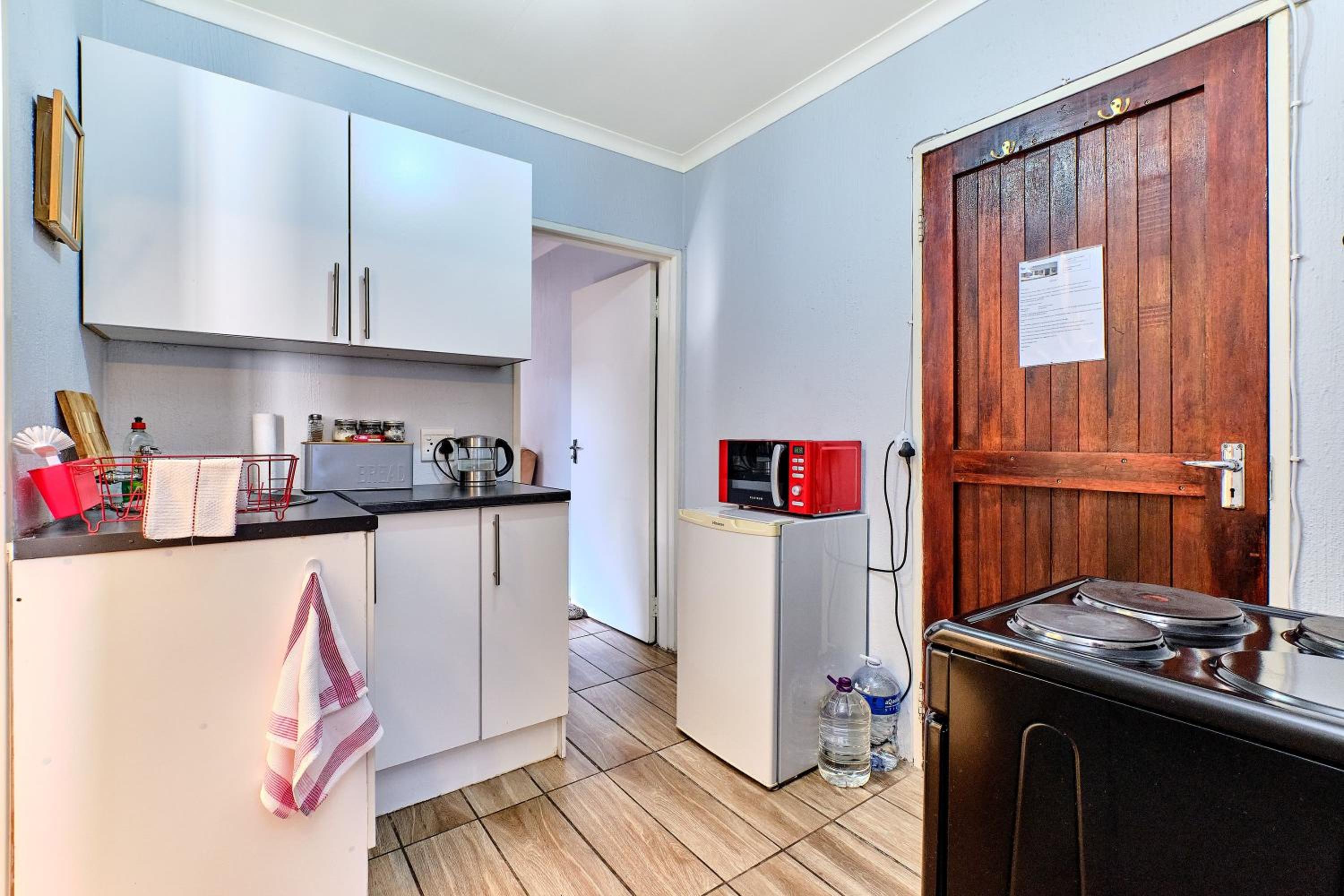 Lonehill Arnheim- Cottage 1 view 3
