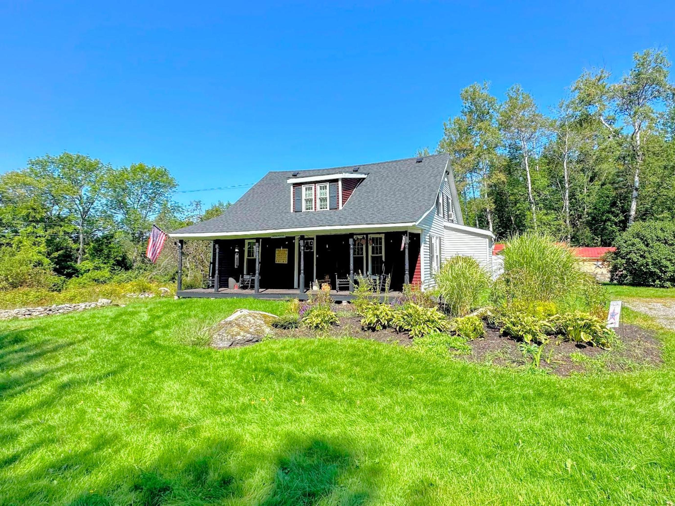 16LV Beautifully decorated country home 20 minutes from Bretton Woods, Cannon and Franconia Notch! view 3