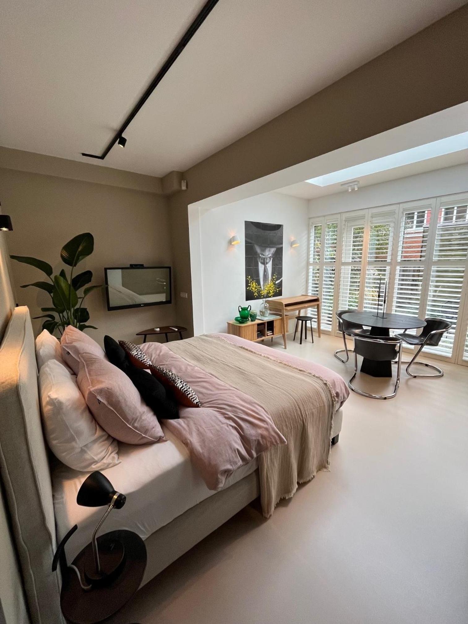 B&B Urban Oasis with Free Parking